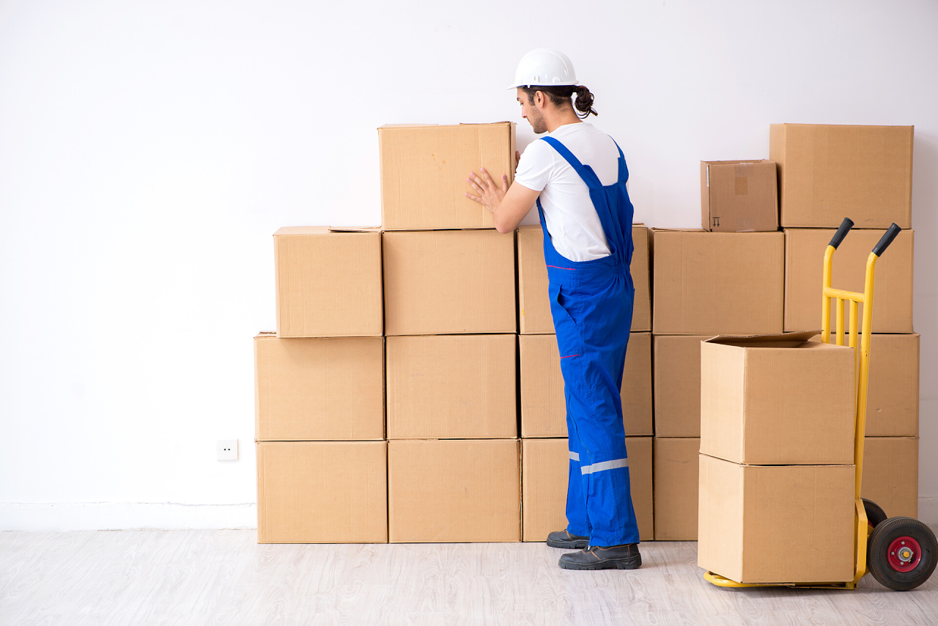 年轻的男性职业搬运工正在搬家从事家庭搬迁的年轻男性专业人员