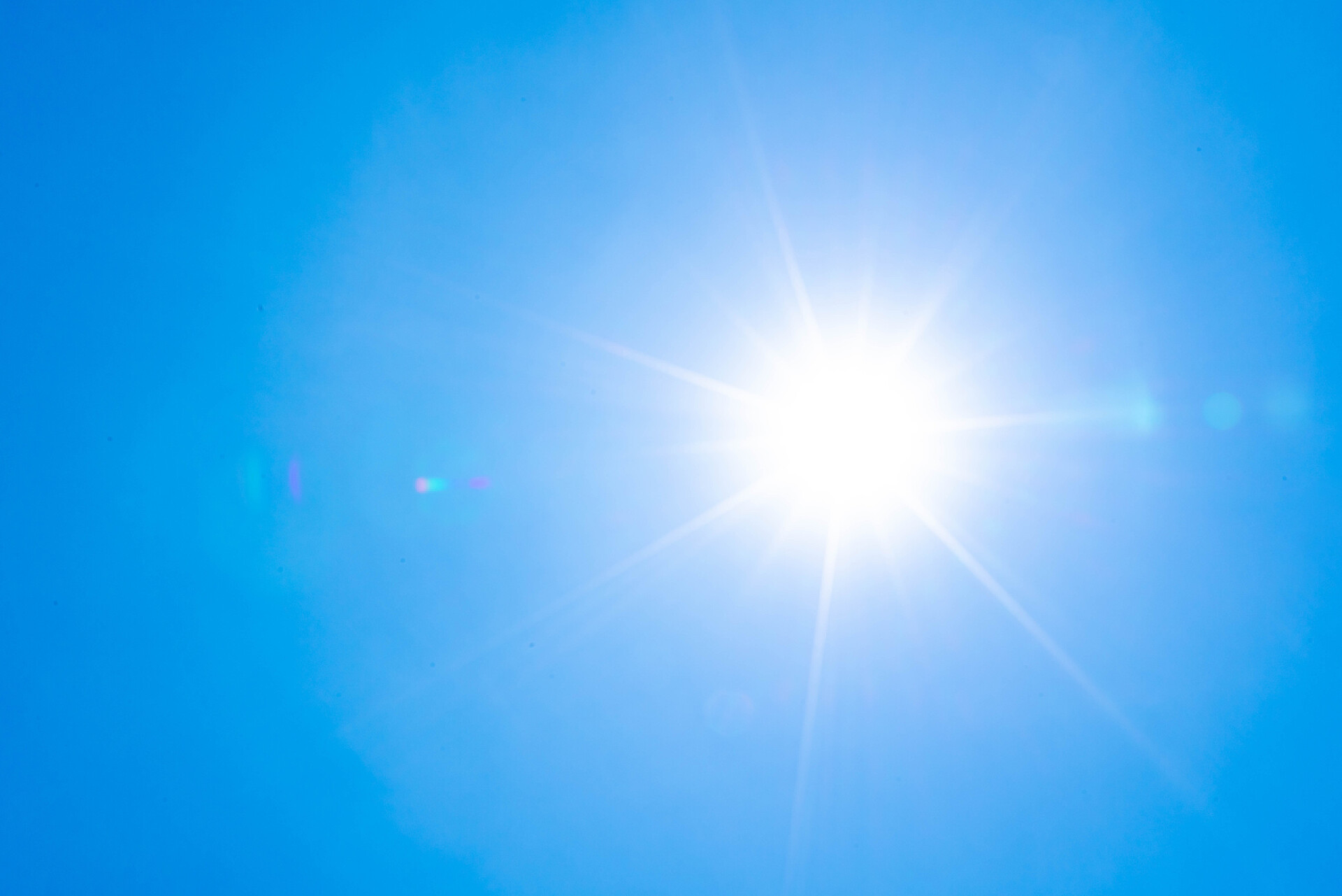 蓝色的夏日天空蓝色的夏日天空。照片来自飞机上的窗户