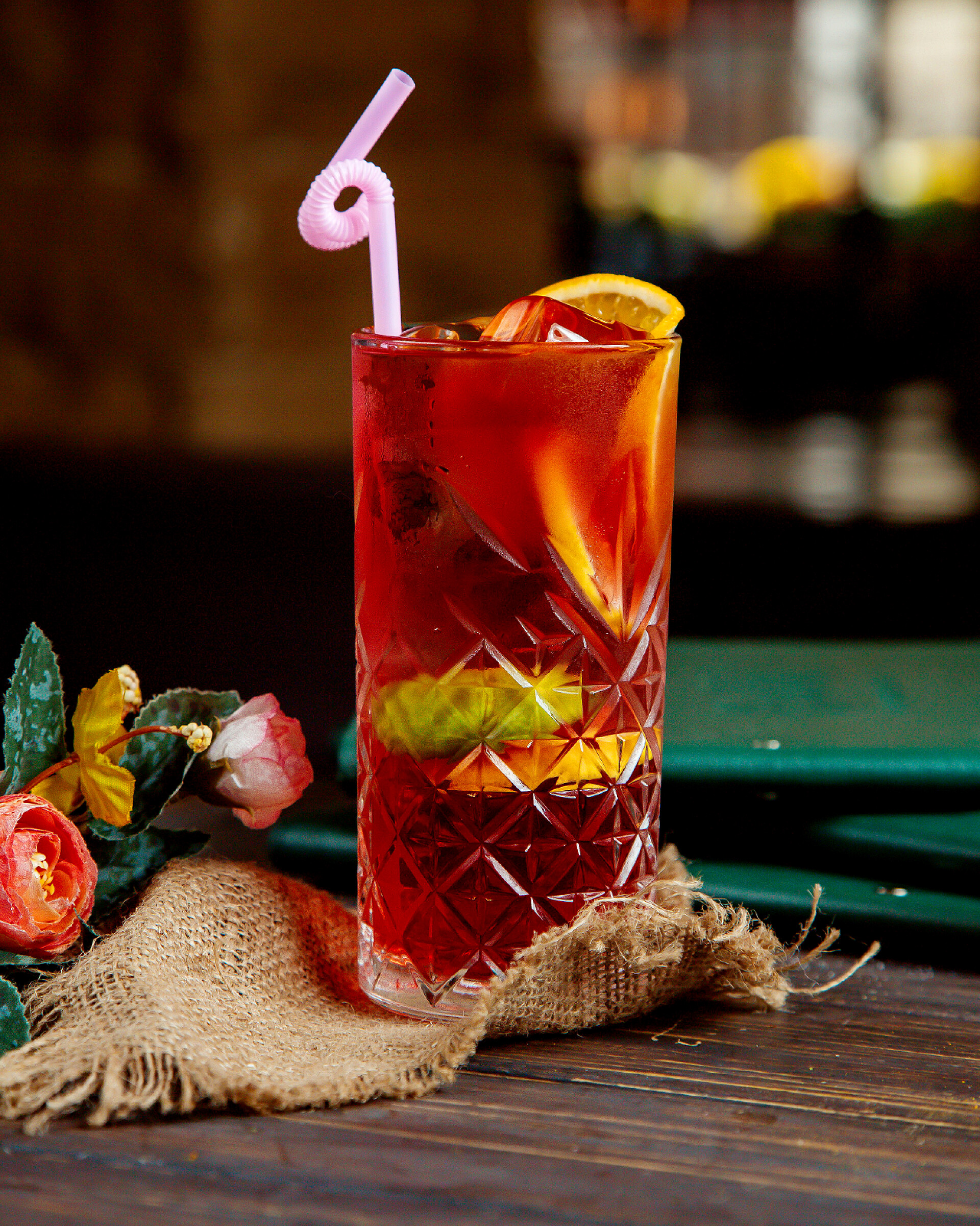 柠檬汁与柠檬和橙子片的混合果汁柠檬汁与柠檬和橙子片混合在里面