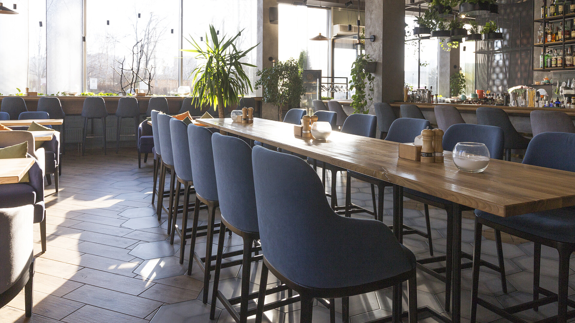 城市咖啡馆的空旷内部空荡荡的城市咖啡馆，隔离的概念，带走