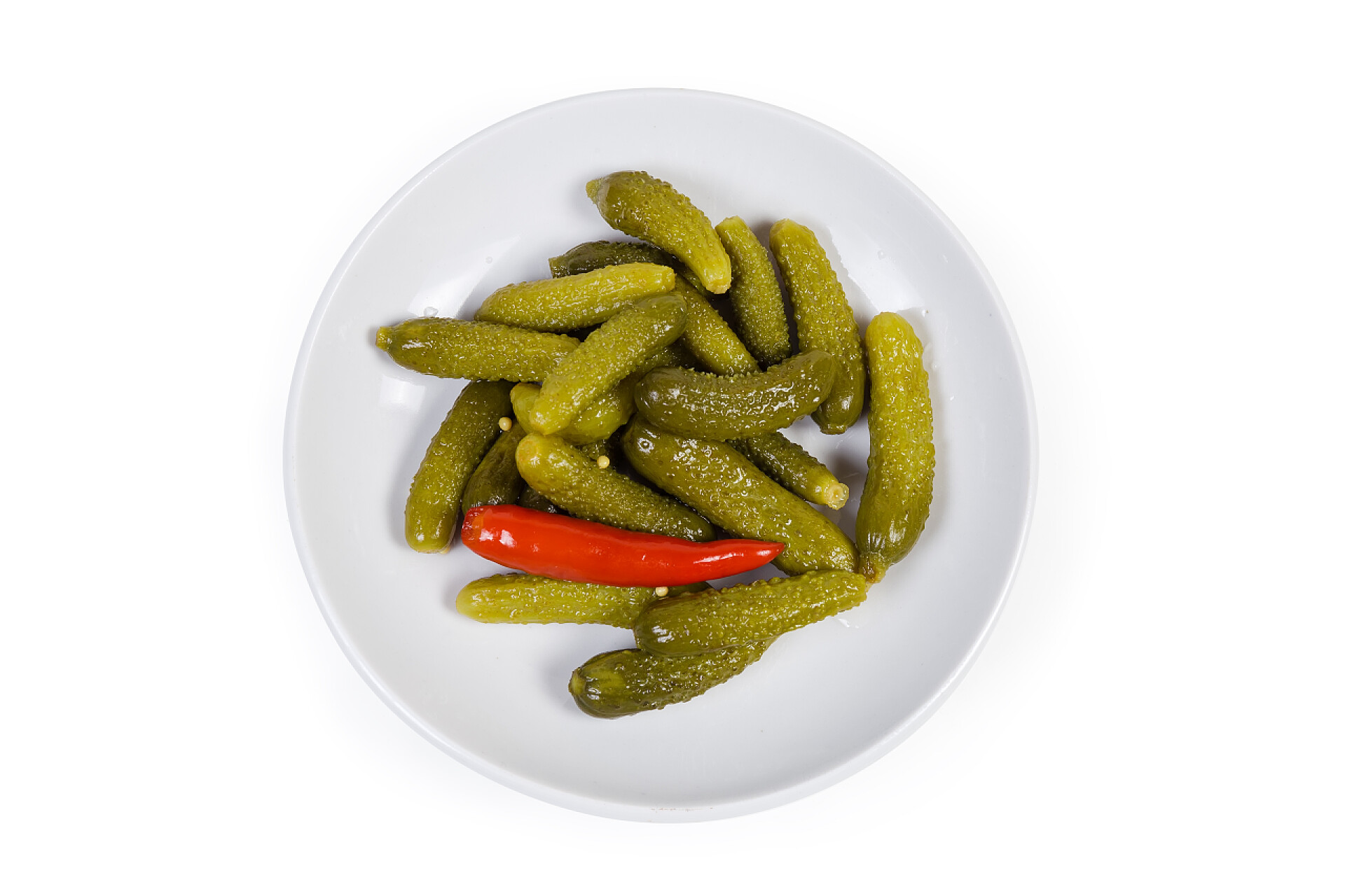 白色的背景上的被挑出来的小黄瓜在白色的背景上，顶部的白色茶托上，被挑出来的小黄瓜也被称为"烤黄瓜"或"玉米片"，还有小辣椒