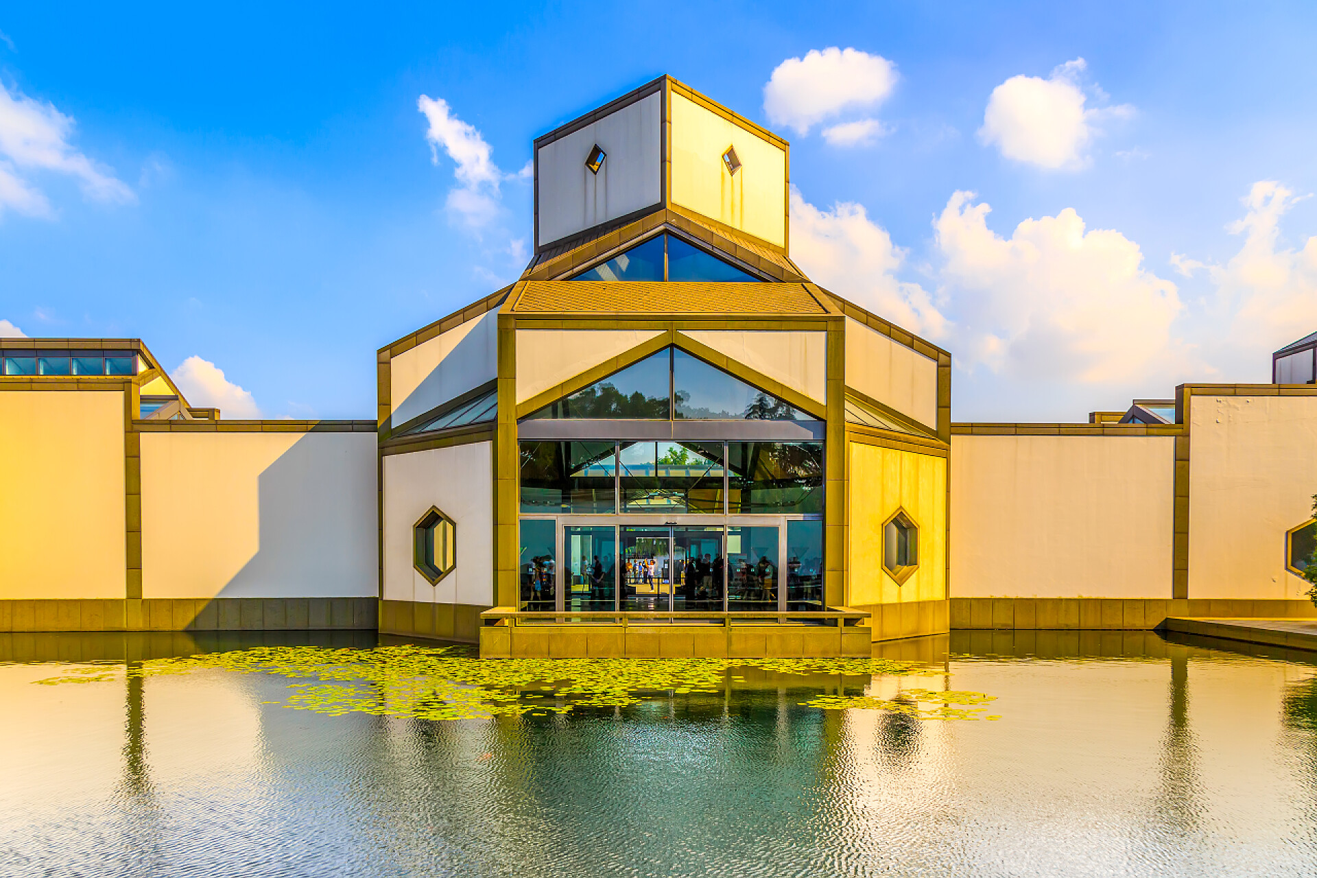 现代都市背景苏州园林，现代都市背景