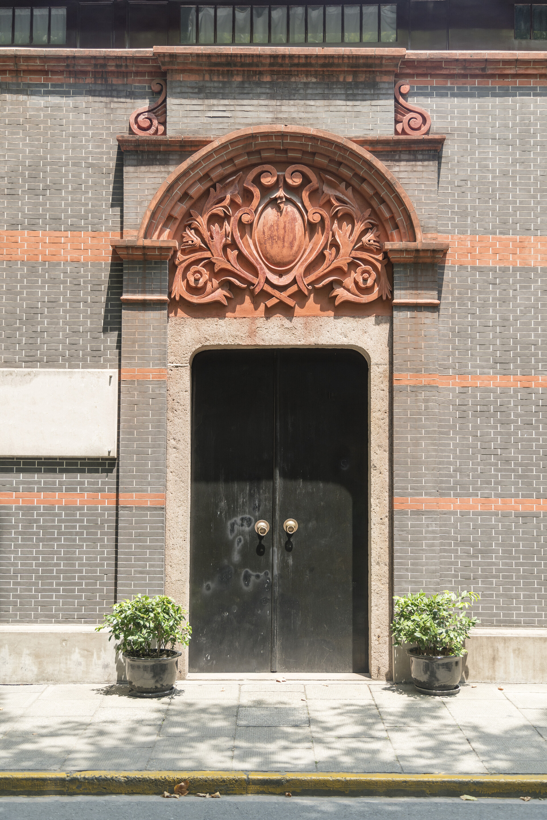 欧式建筑门头上海新天地，现代都市背景