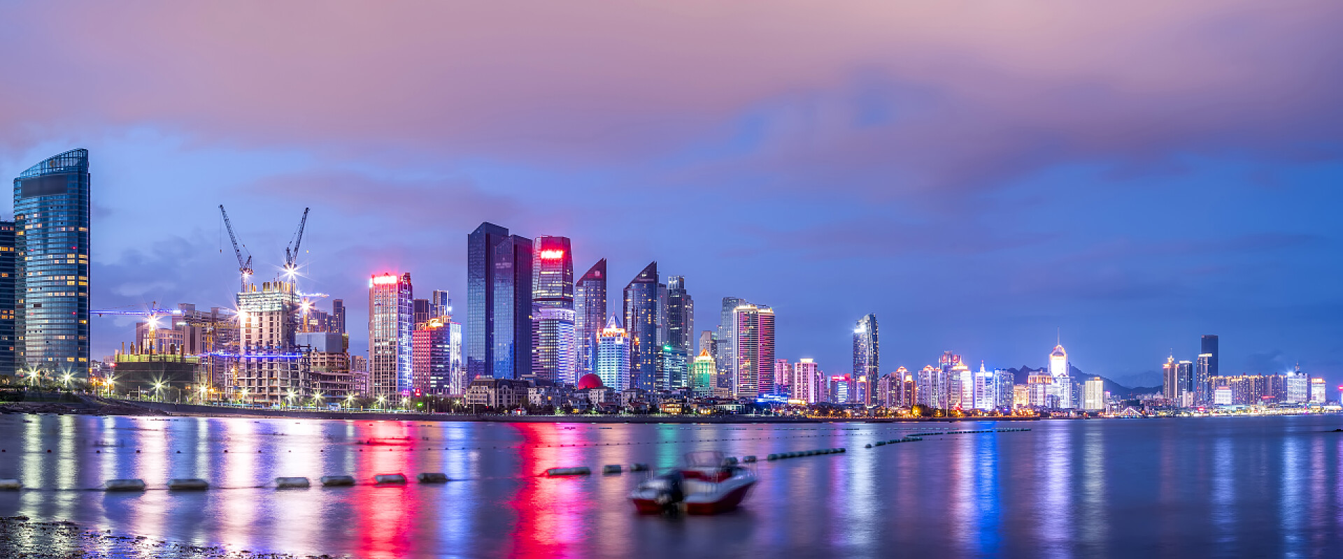 现代城市建筑的天际线青岛城市建筑景观的天际线