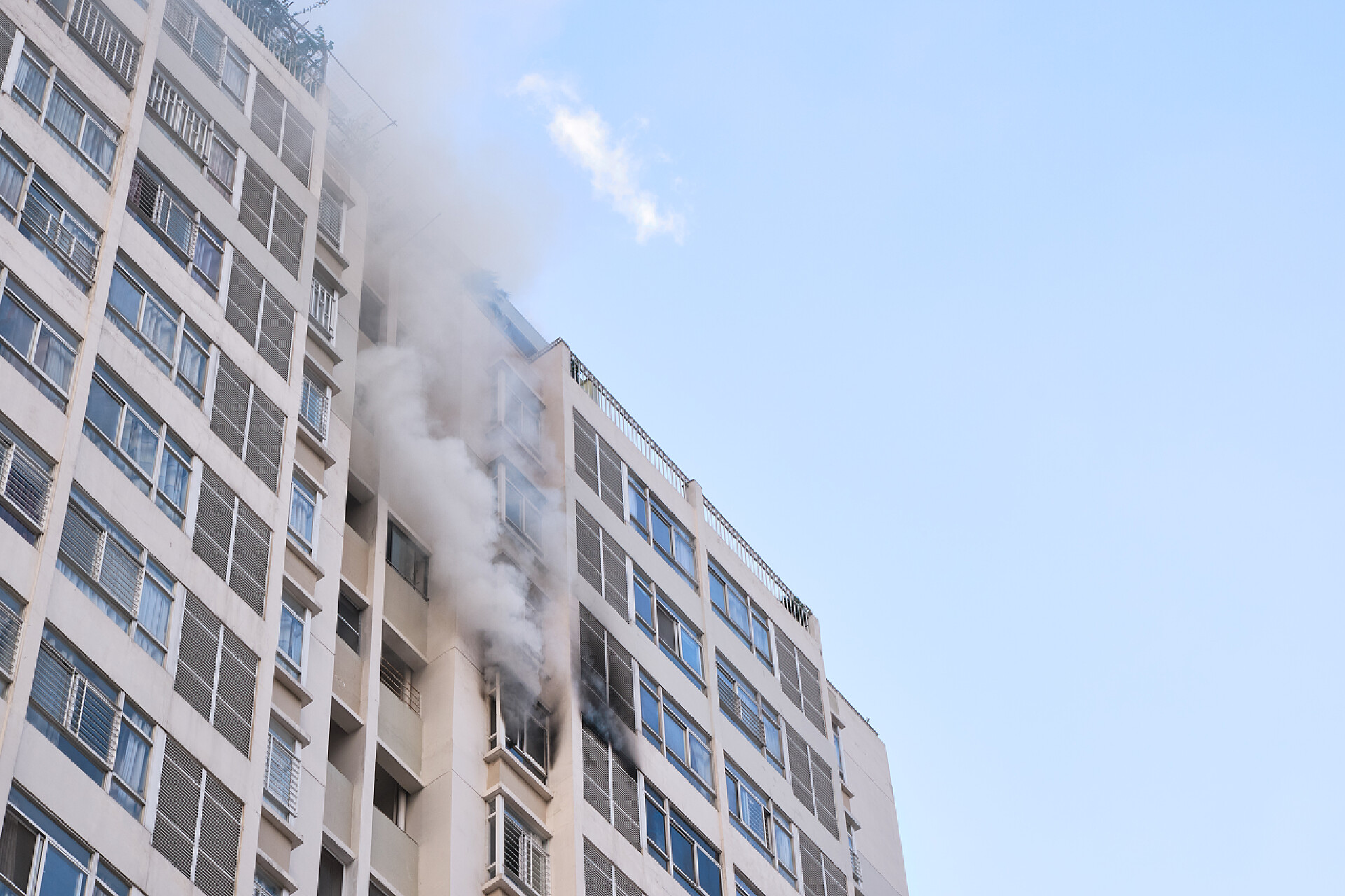 失火的大楼大楼失火，浓烟从大楼公寓冒出来
