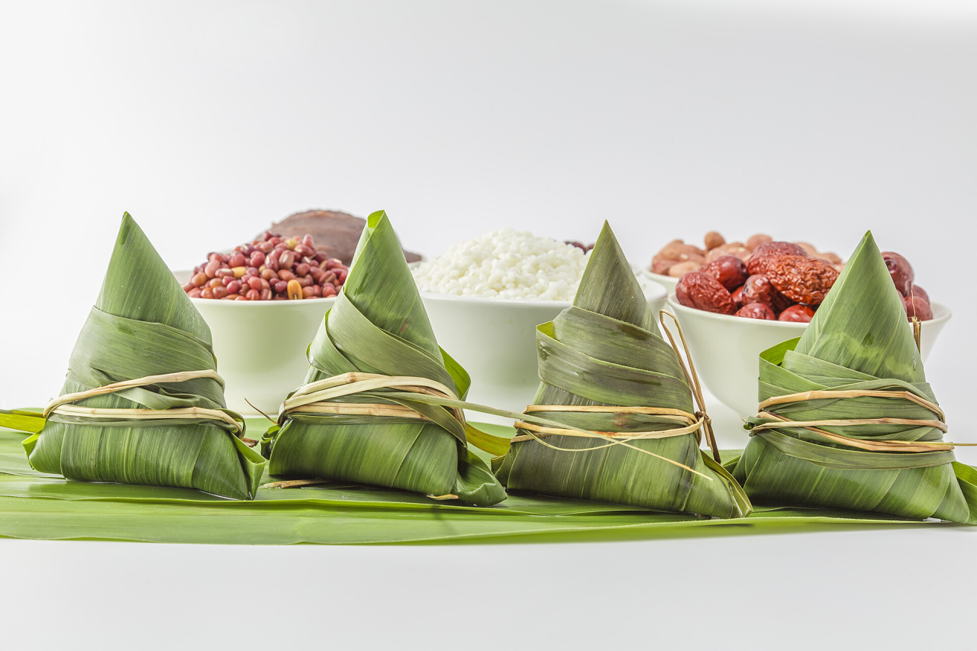 端午节粽子端午节美食灰色背景上的端午节棕子端午节的宗子