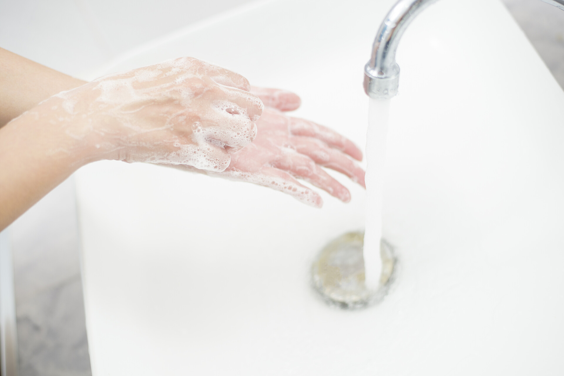 一个女人在洗手一个女人在洗手 