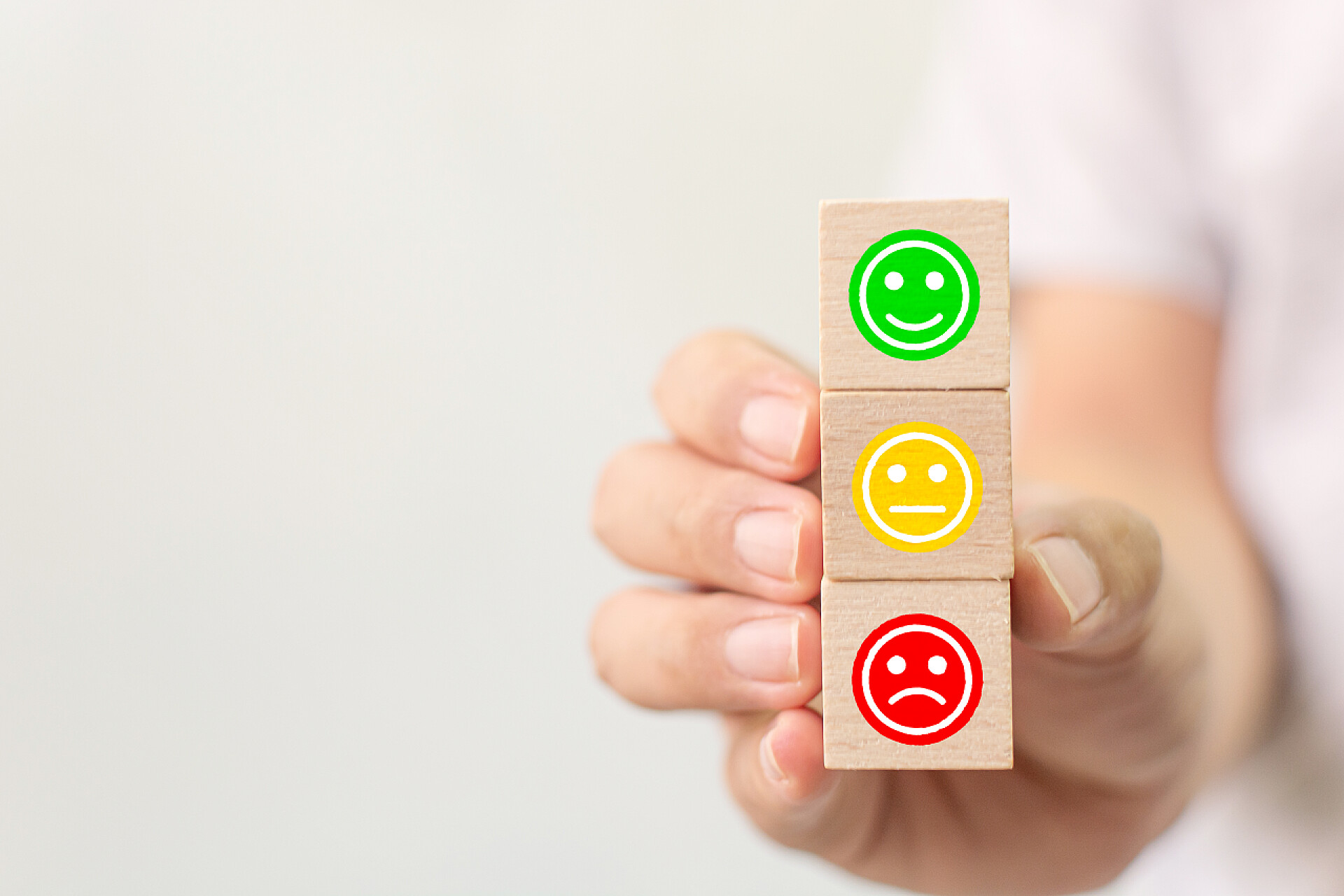 手握木块立方体客户服务经验和业务满意度调查.手握木块立方体，面带感情