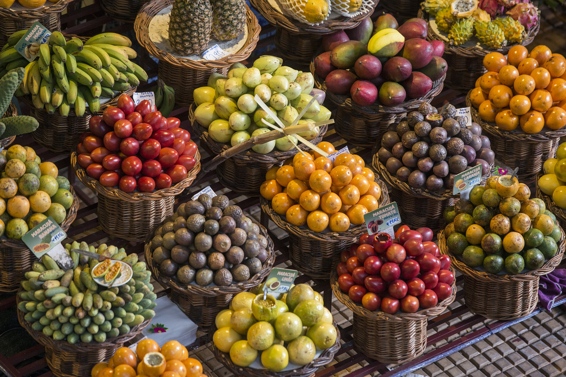 货架上摆满了热带水果位于葡萄牙马德拉岛Funchal市中心的Mercado dos Lavradores热带水果。葡萄牙，马德拉，2018年4月