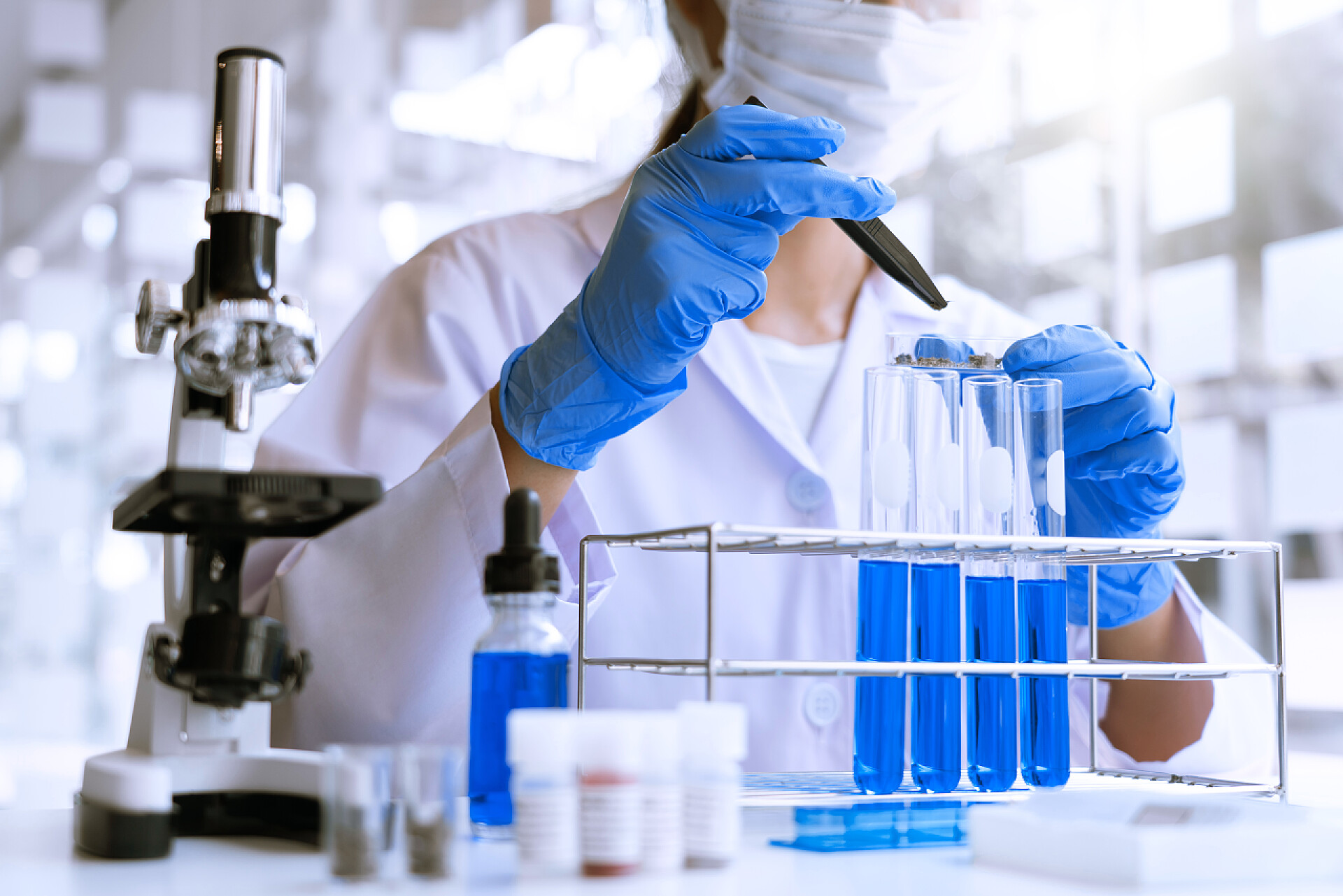 科学家在实验室做研究科学家在实验室研究白衣、手套分析、试管样品、生物技术概念.