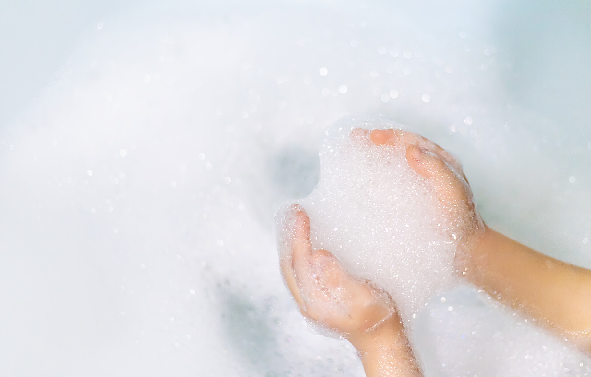 用肥皂水洗手用肥皂水彻底洗手.有选择的重点。手.