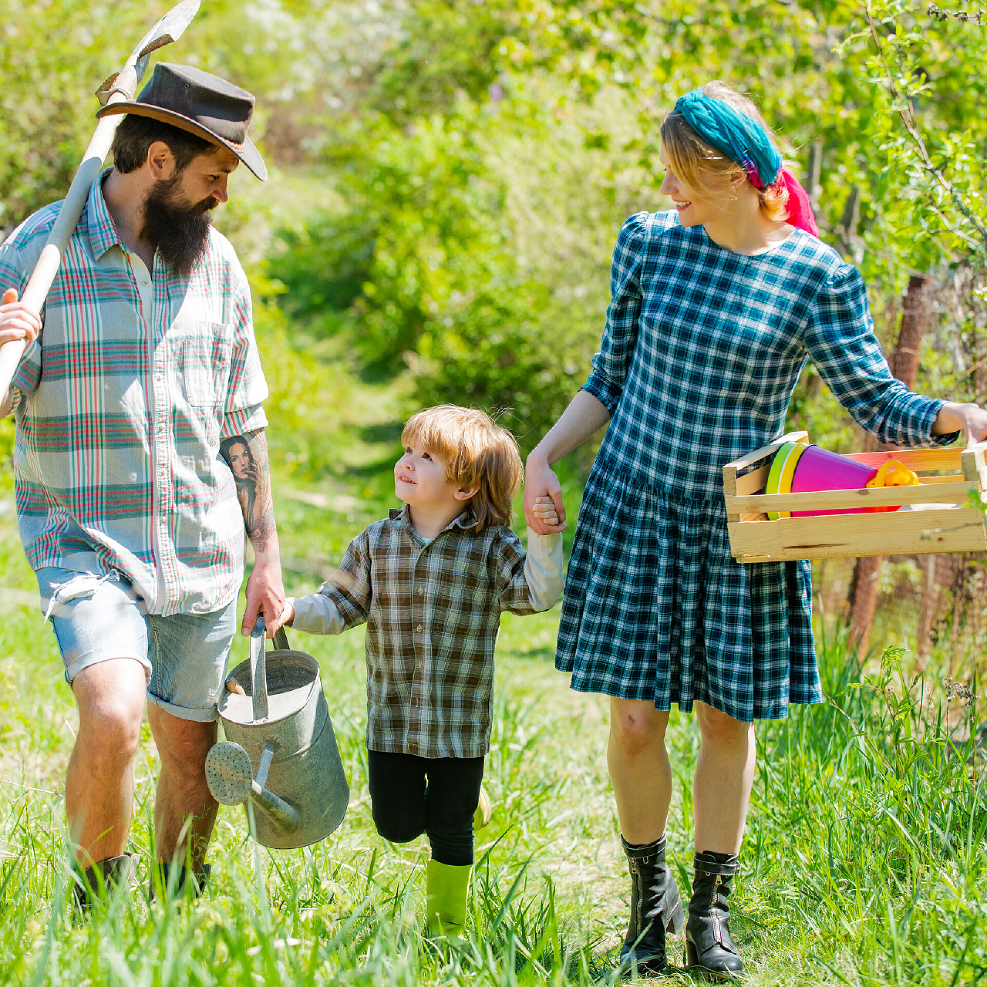 手拉手的一家人家庭种植。春季园艺例程。地球日快乐的家庭在农村玩的开心。工人家庭农业.