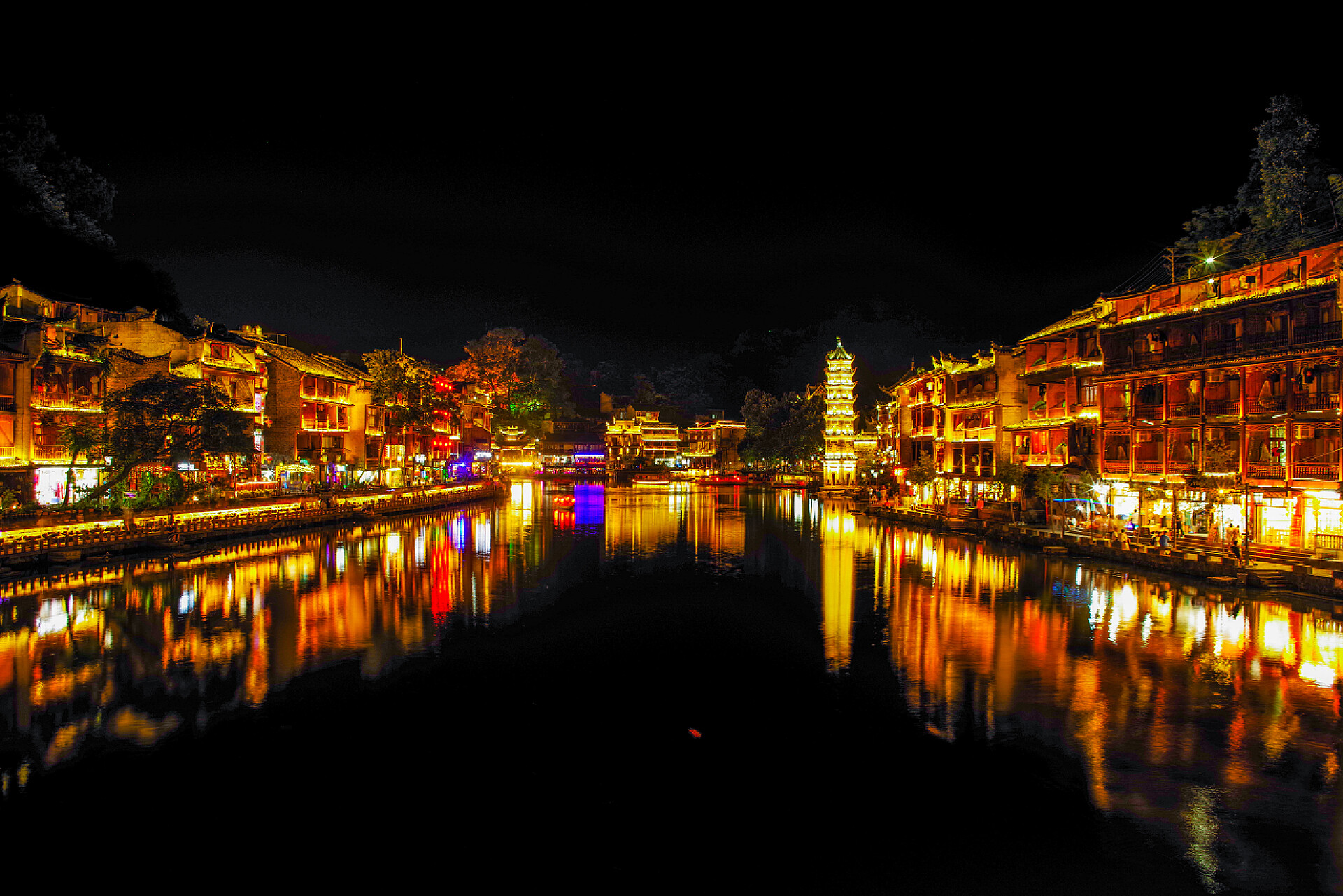 奉宏古城夜景奉宏古城在中国