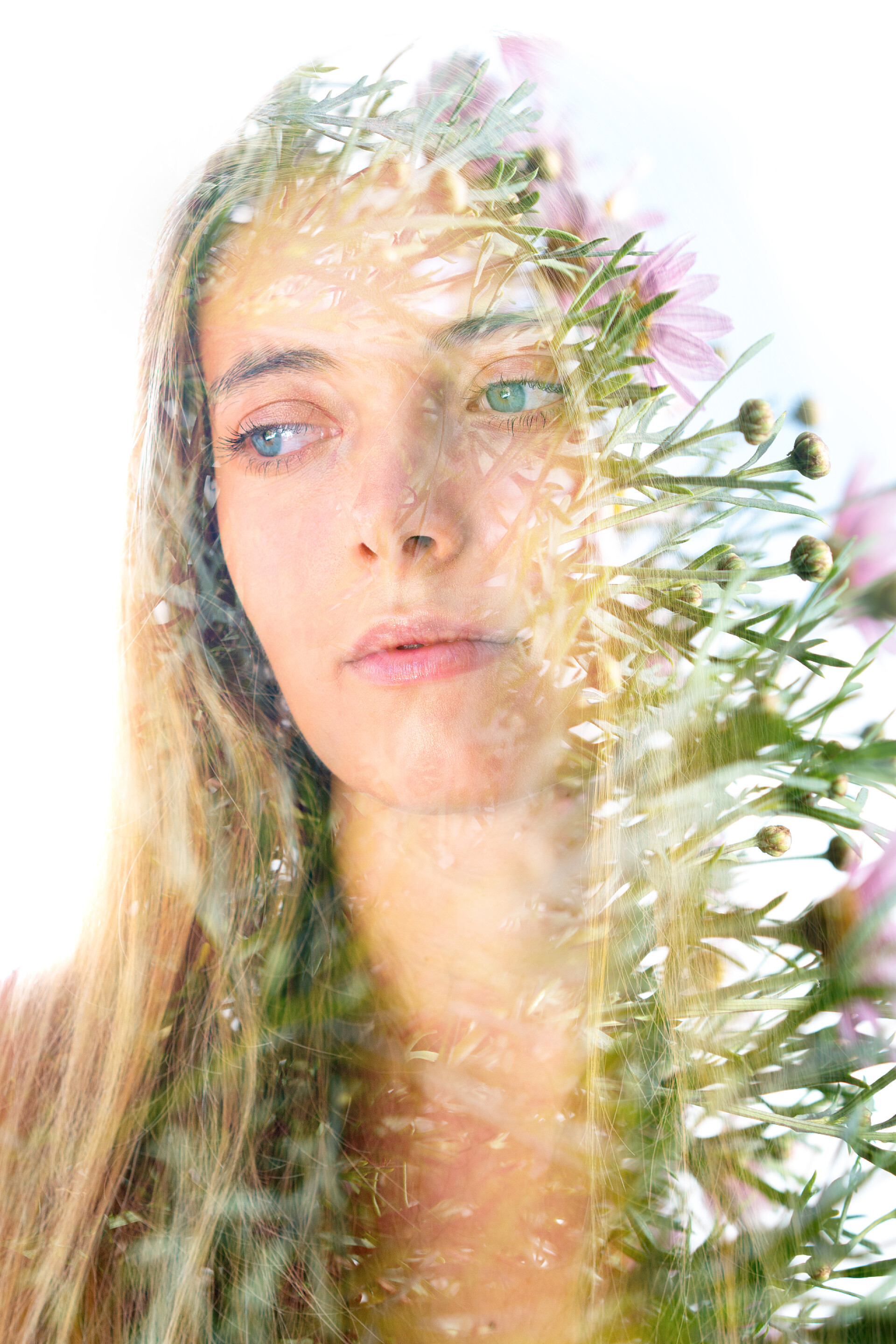 白色背景上的结合两张照片创作的创意肖像画超现实的双曝光肖像