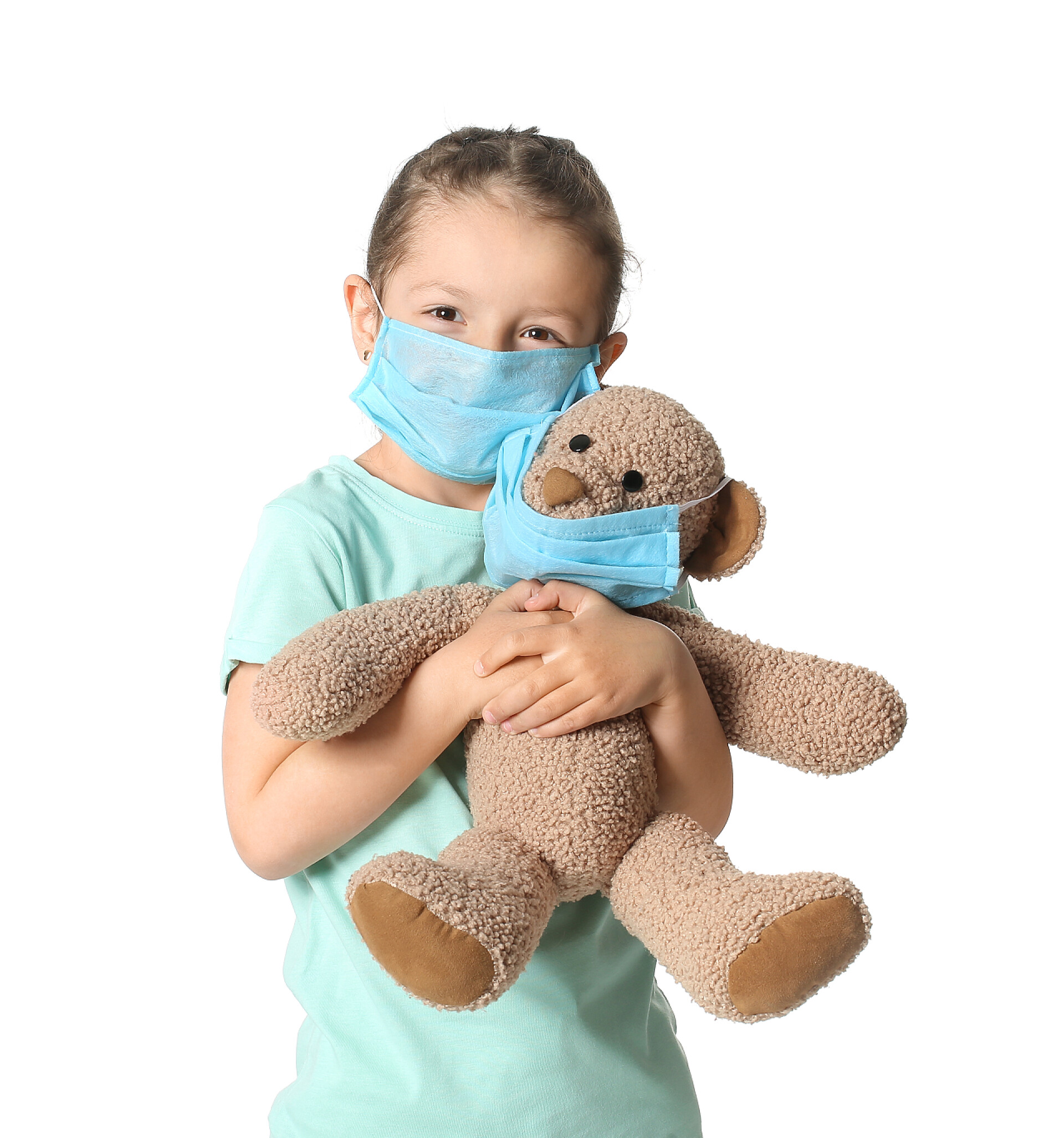 白色背景上小女孩和泰迪熊都戴着防护口罩小女孩和泰迪熊，戴着白色背景的防护口罩