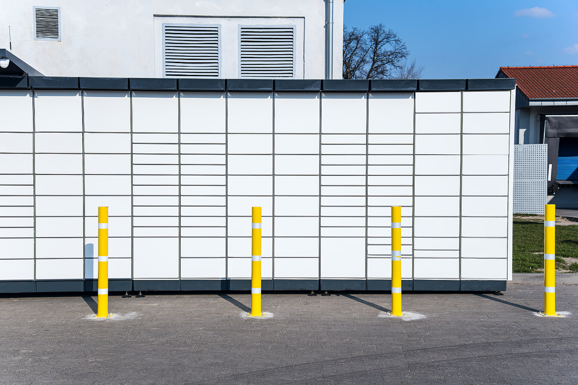 路边摆放的自助快递柜自我服务终端。全天候递送邮件。工作职位服务