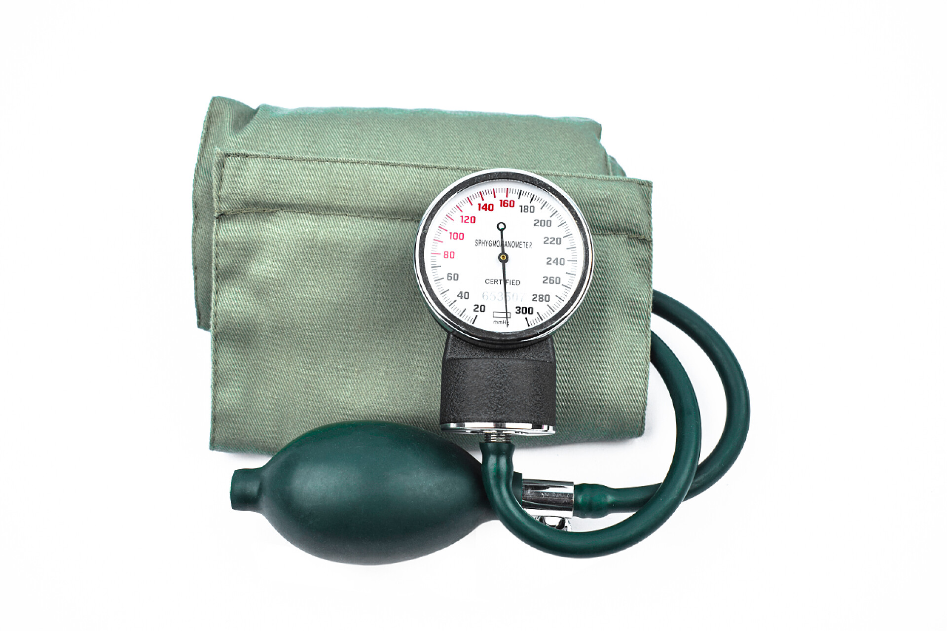 白色背景上轻轻放置的血压测量仪在孤立的空白背景上轻轻放置血压测量机