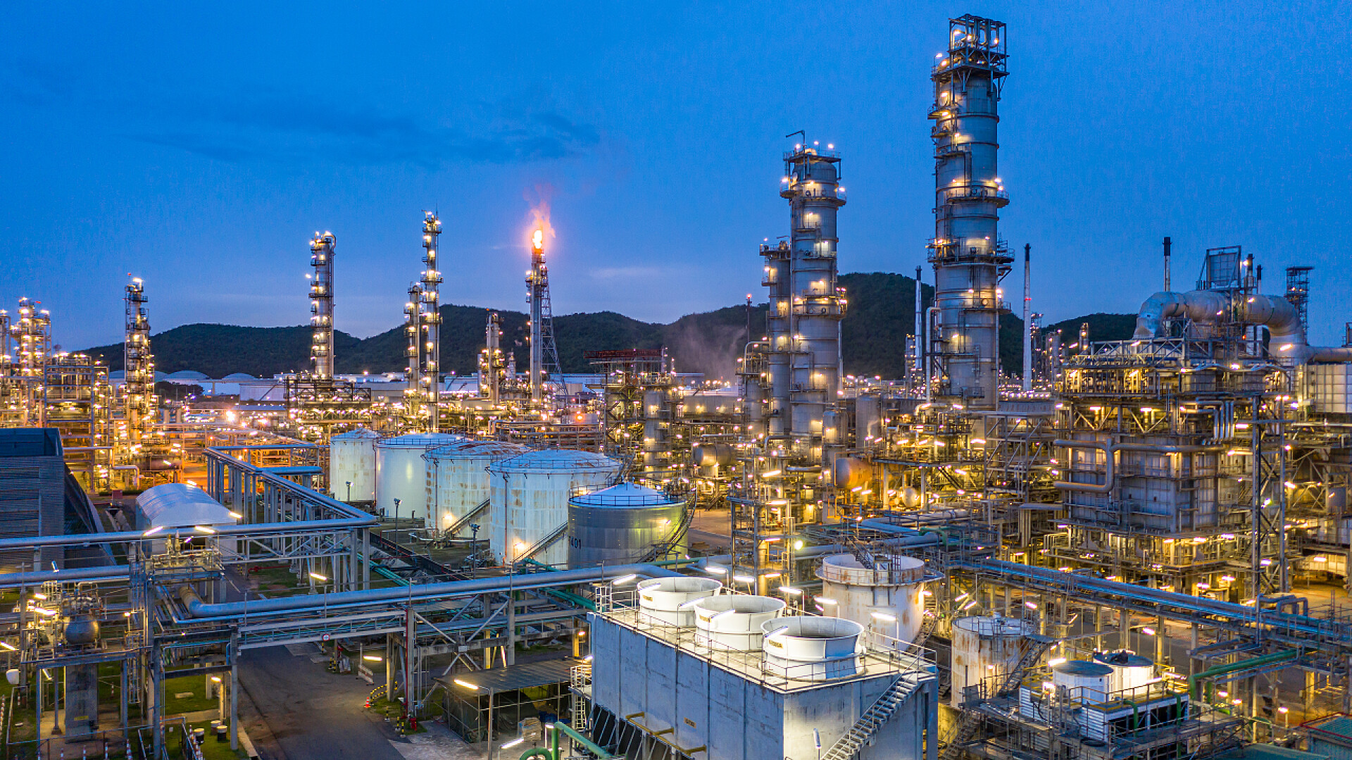 夜间空中俯瞰石化厂和炼油厂夜间空中俯瞰石化厂和炼油厂背景，夜间俯瞰石化厂背景.