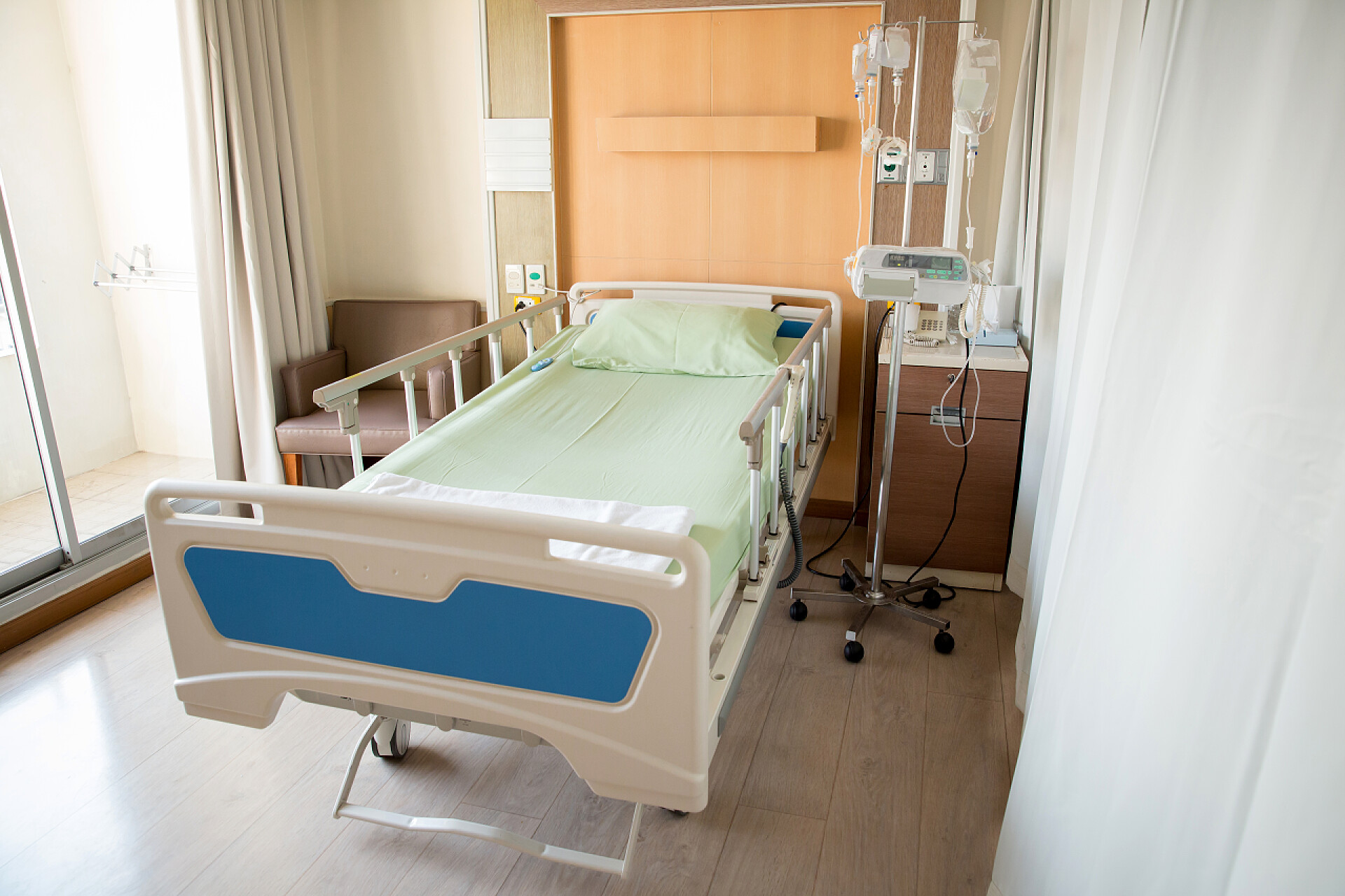 医院里放着一张病床的病房hospital room interior with modern furniture