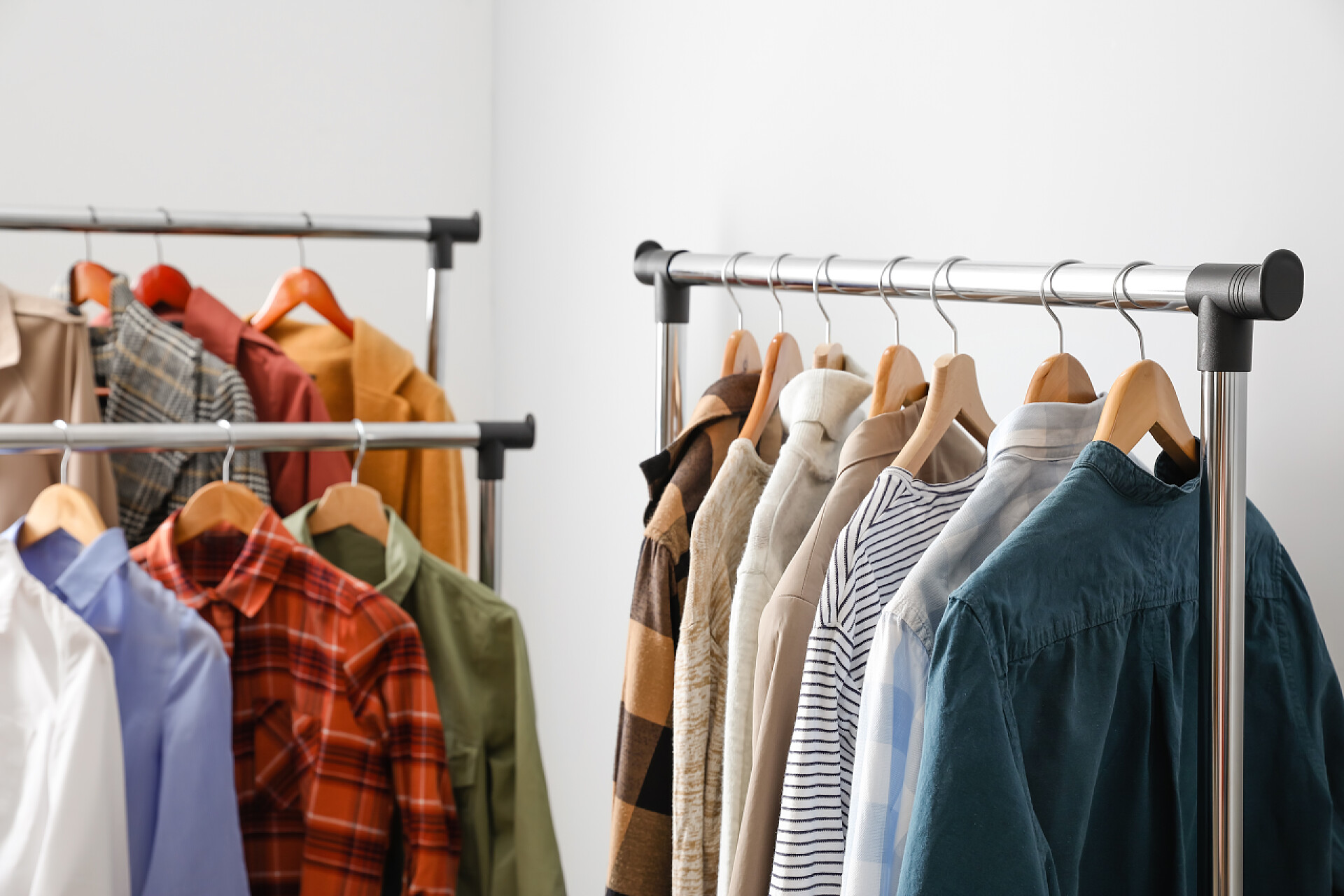 浅色背景上的衣架挂满了衣服浅色背景的衣衫褴褛