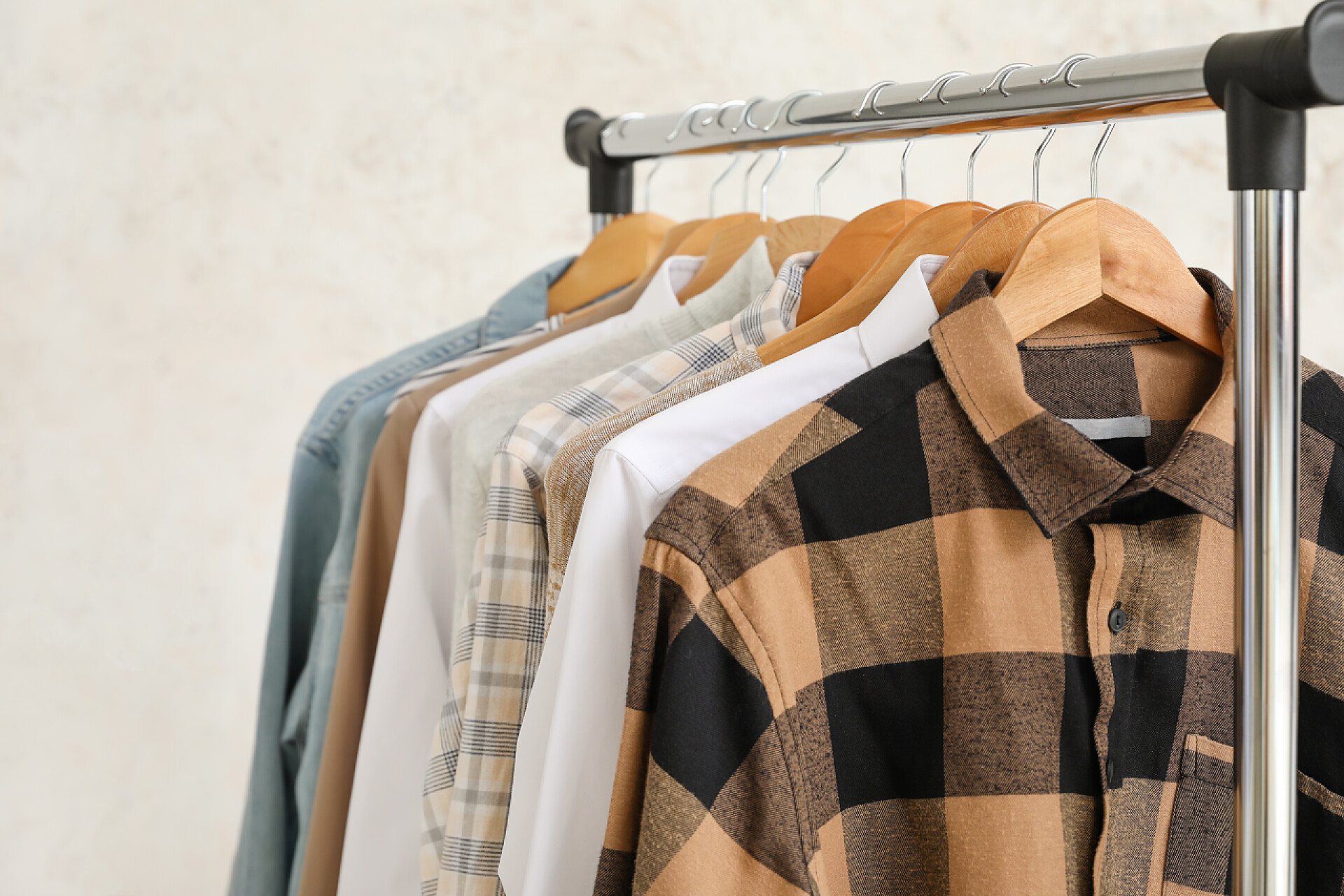 浅色背景上的衣架挂满了衣服浅色背景的衣衫褴褛