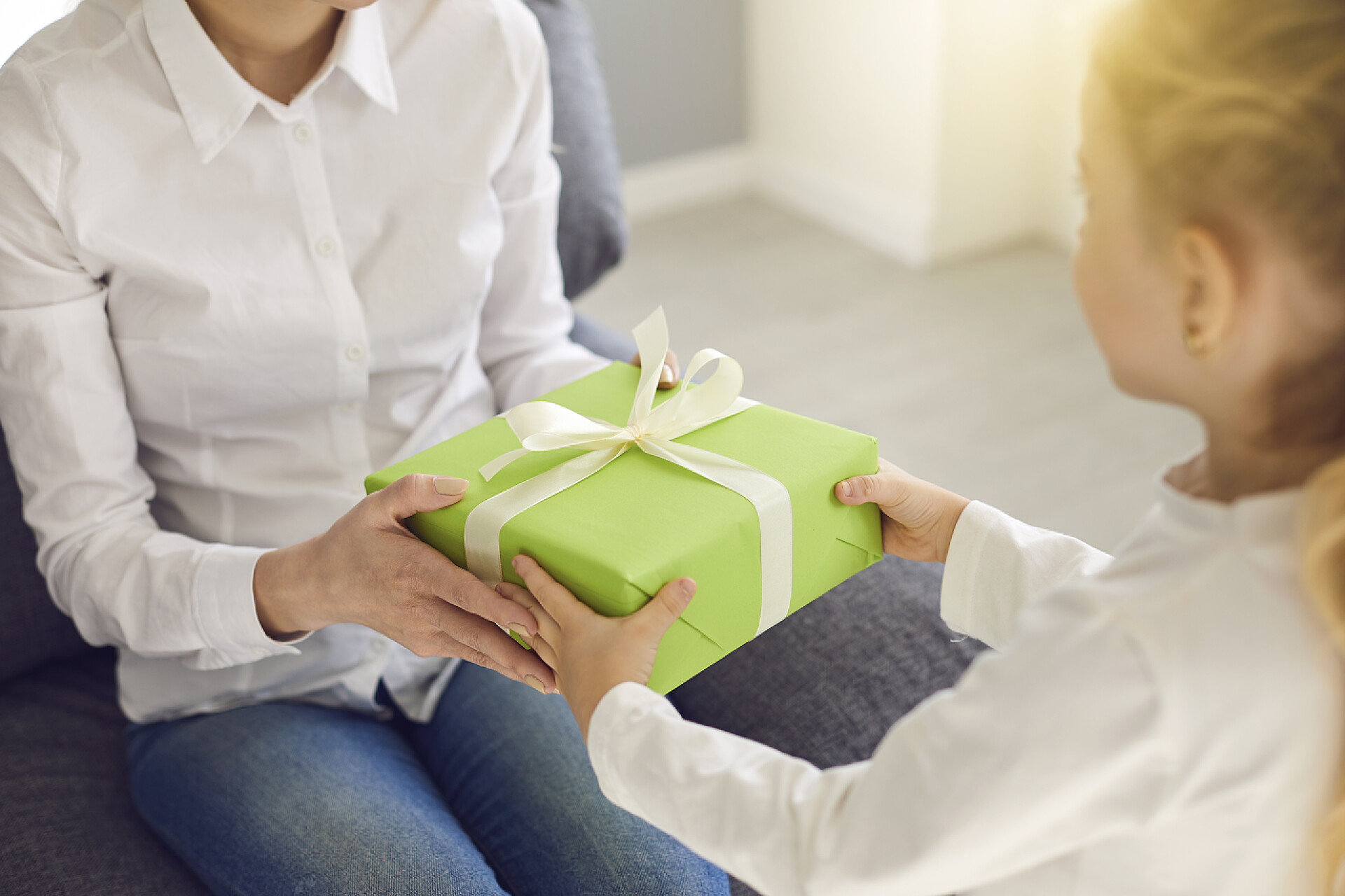 孩子亲手送给母亲一份礼物母亲节快乐3.母亲节那天，孩子们送给妈妈一份礼物.