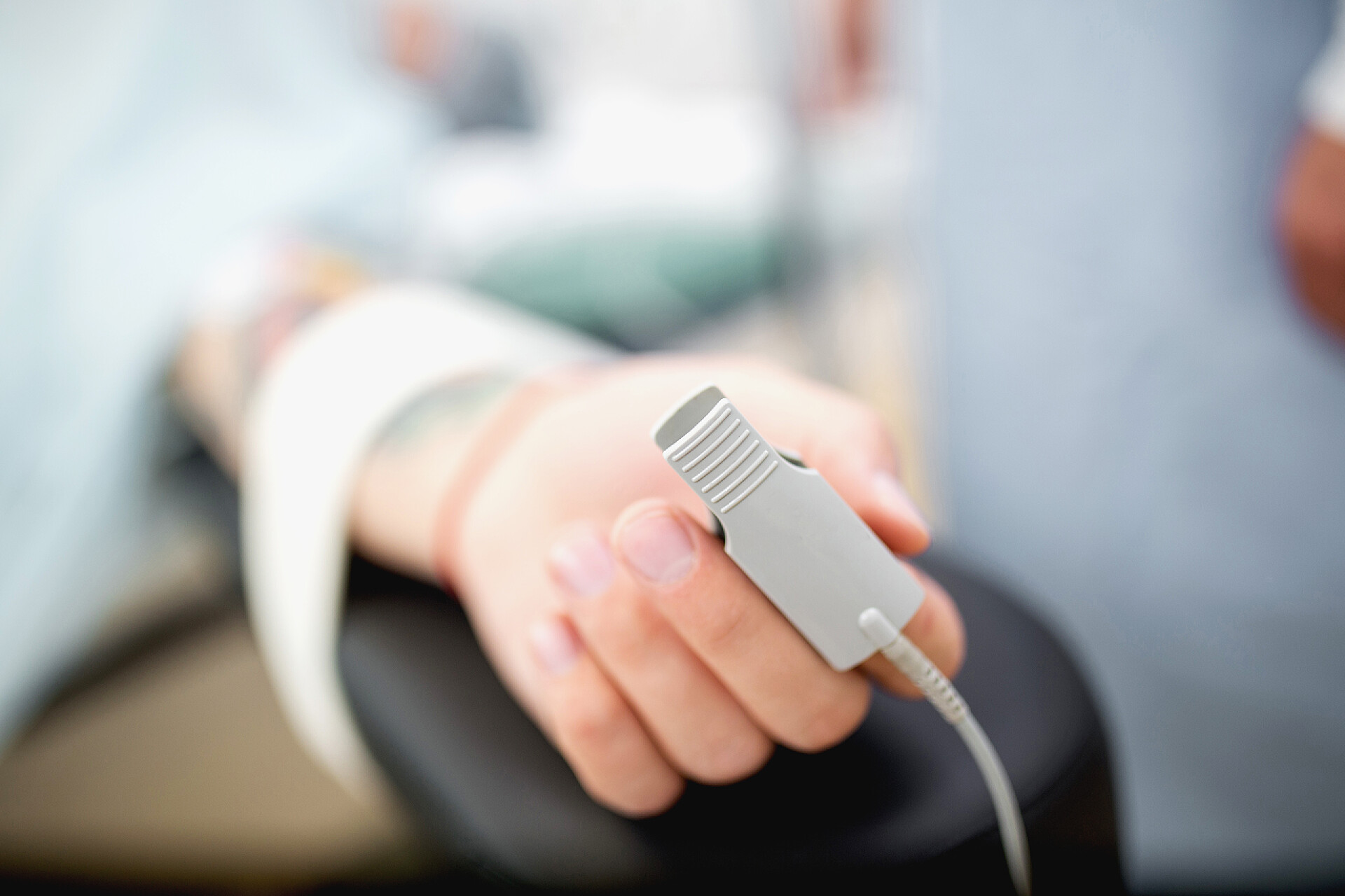 病人手指上的脉搏血氧计病人手指上的脉搏血氧计。重症监护病房、重症监护病房、重症监护病房、重症监护病房、重症监护病房. 