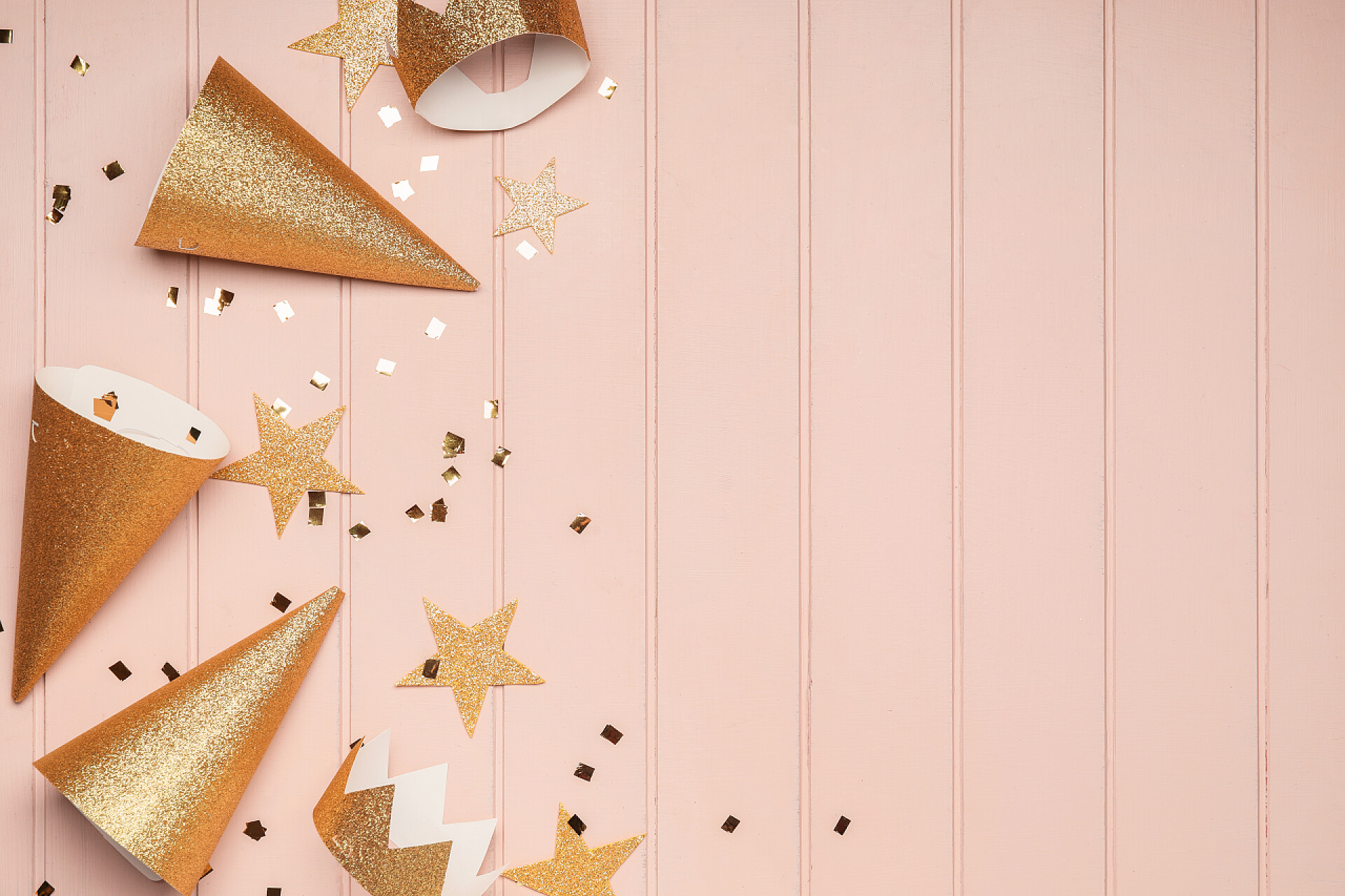 木制背景上的尖顶帽子和装饰木制背景上的党的帽子和装饰