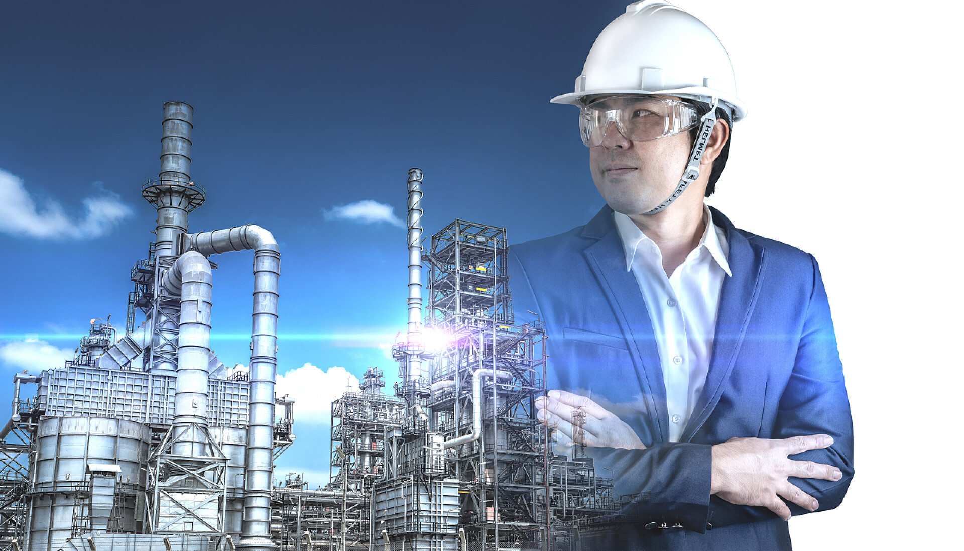 精炼厂的背景上的戴着安全帽的工程师具有安全帽和复制空间抽象背景的精炼厂工程师双重曝光.