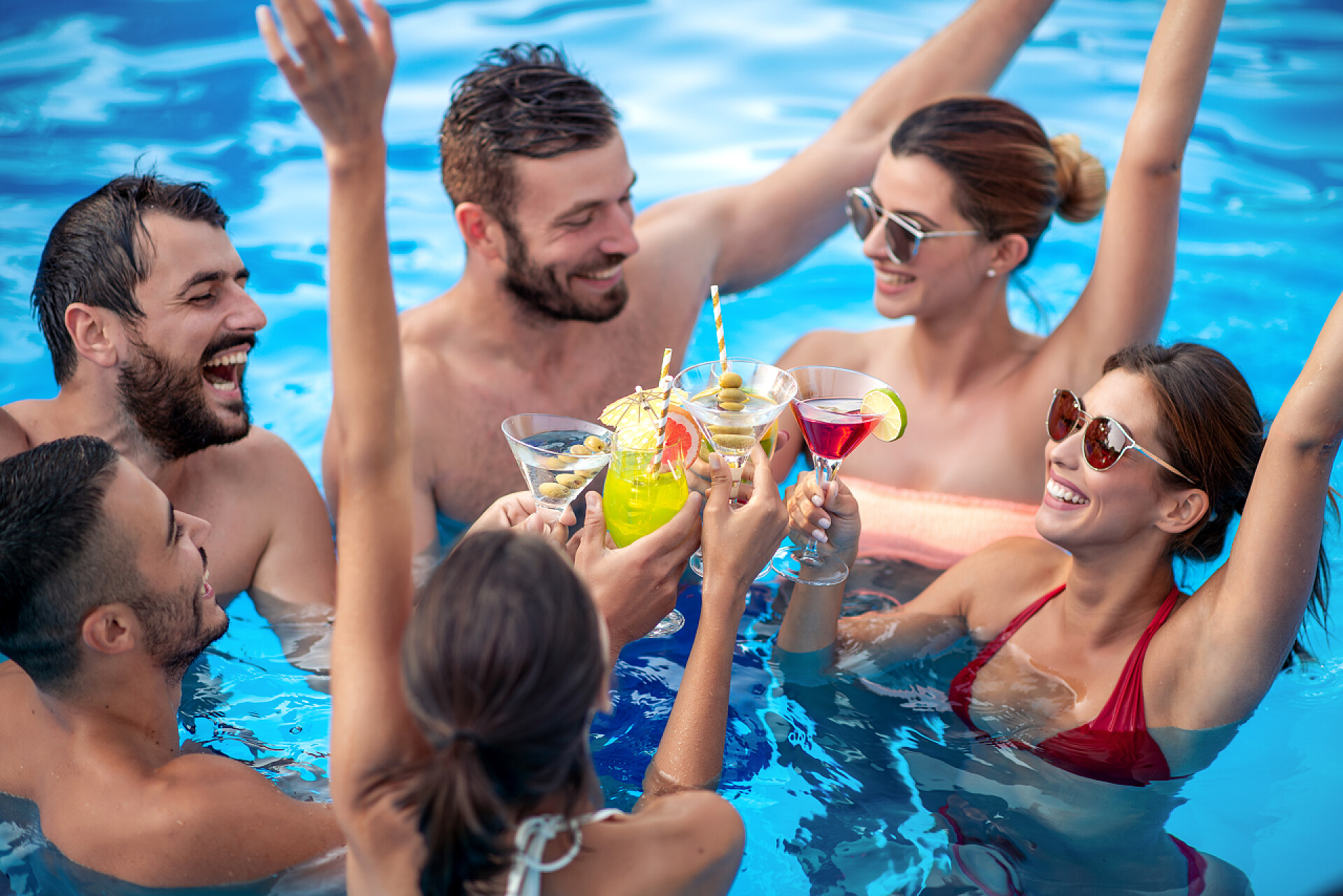 一群朋友在游泳池里聚会喝鸡尾酒一群朋友，在游泳池里聚会，喝鸡尾酒，一起享受.