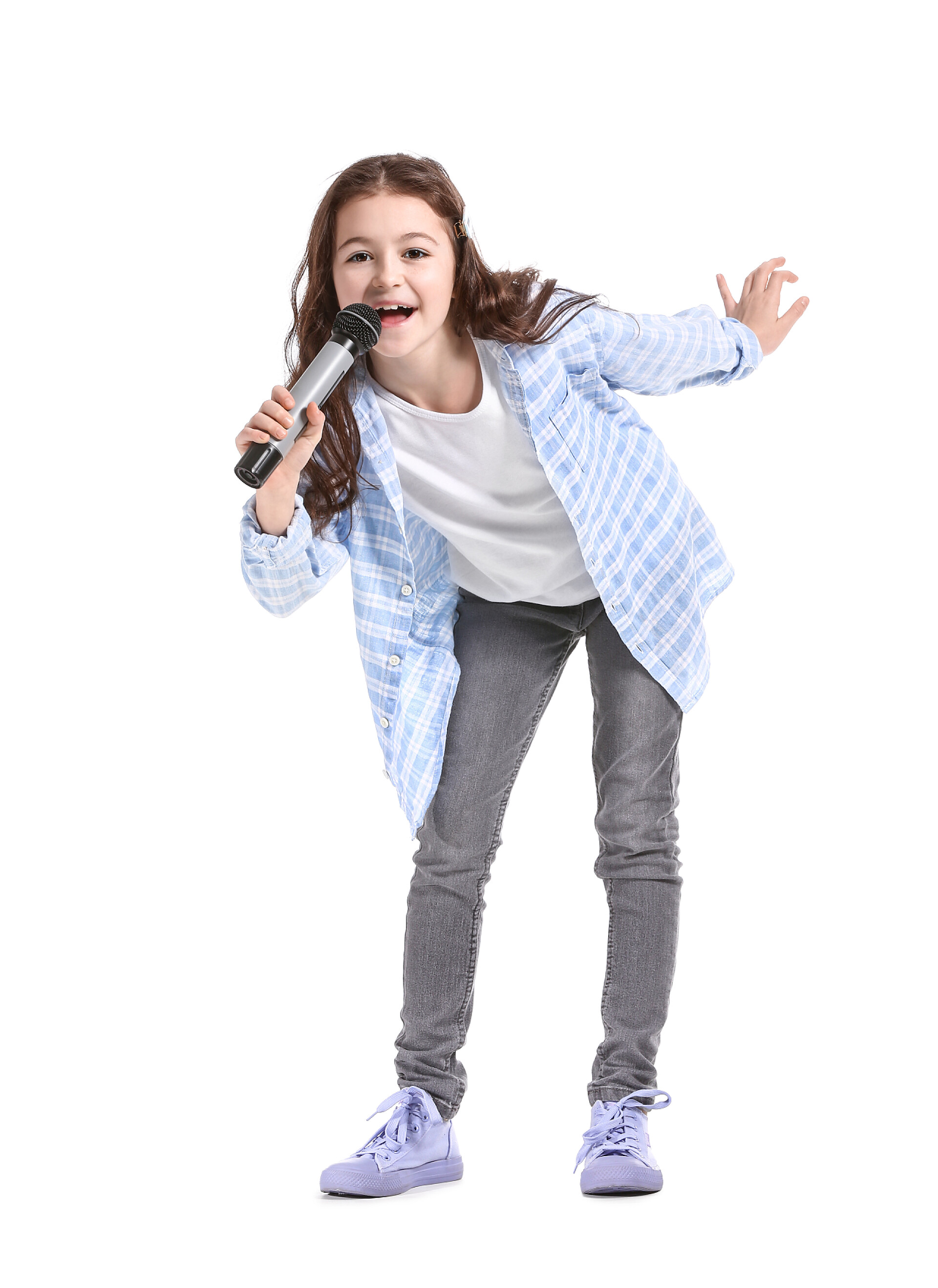 白色背景下唱歌的小女孩在白色背景下唱歌的小女孩很可爱