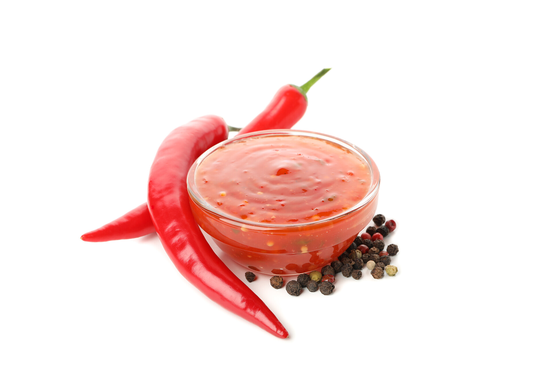 在白色背景下的辣椒和酱汁碗在白色背景下分离的辣椒和酱汁碗
