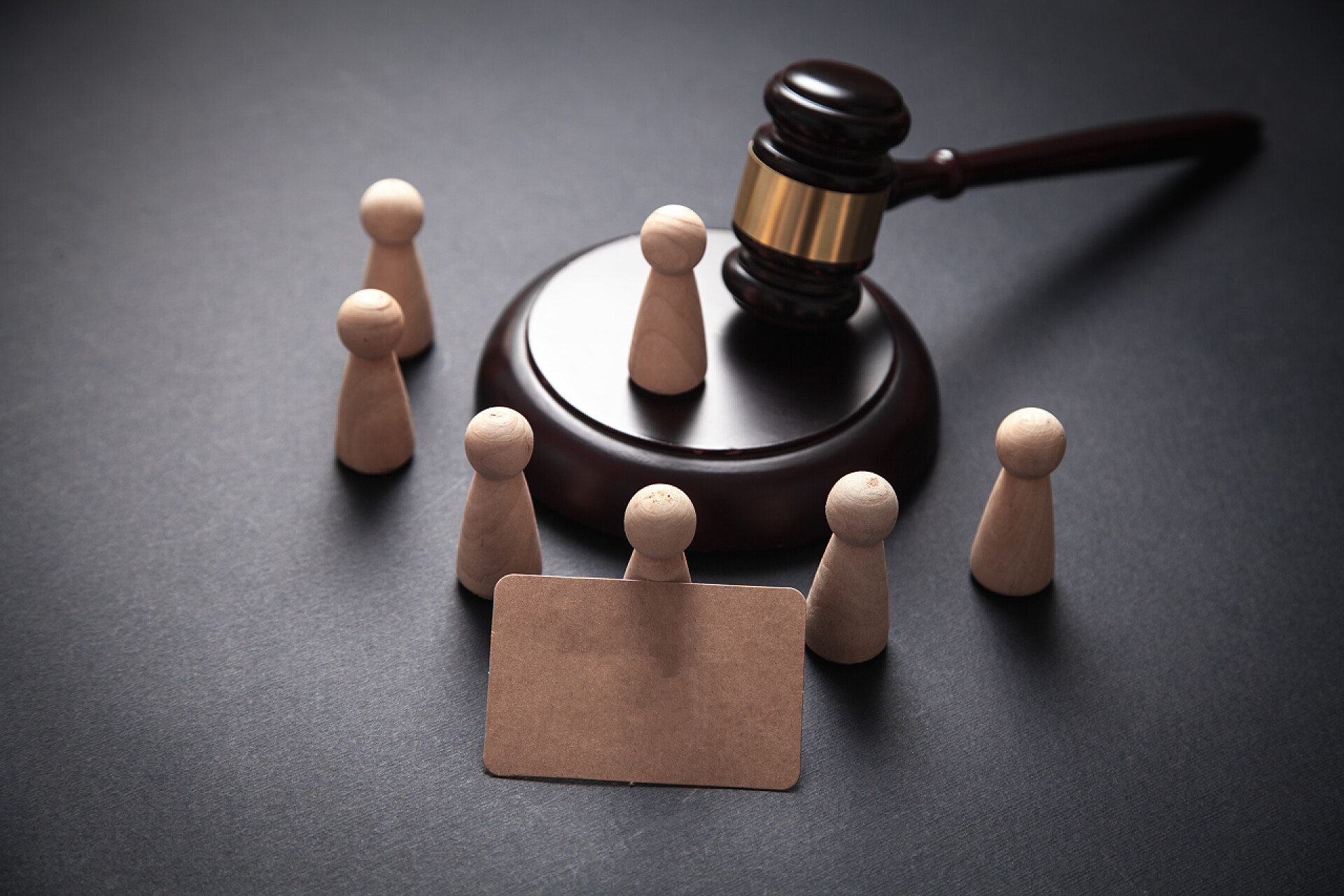 一群小人围绕着木槌黑底长有木槌的人像. 