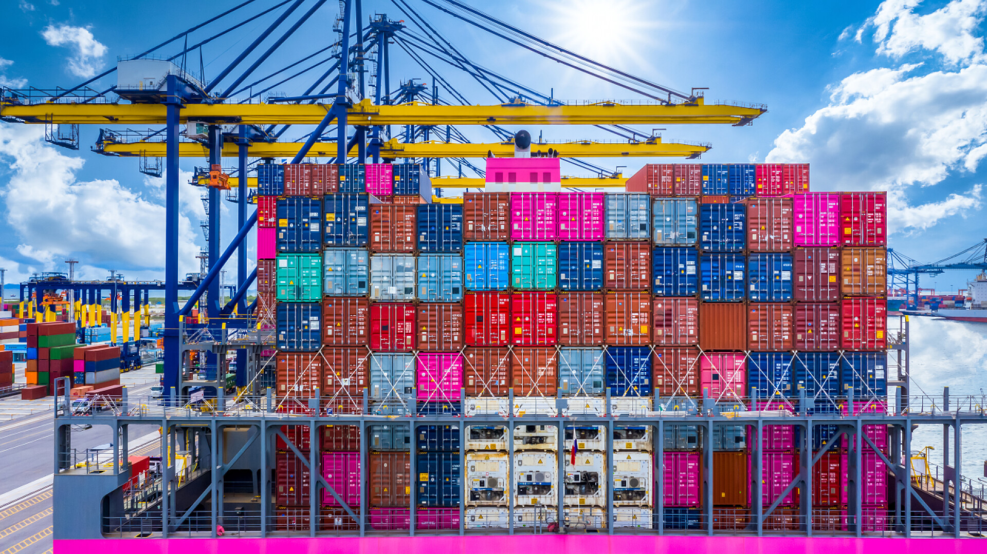 港口码头集装箱运输港口码头集装箱运输集装箱运输集装箱船进出口全球商业贸易世界范围内集装箱船的物流和运输.