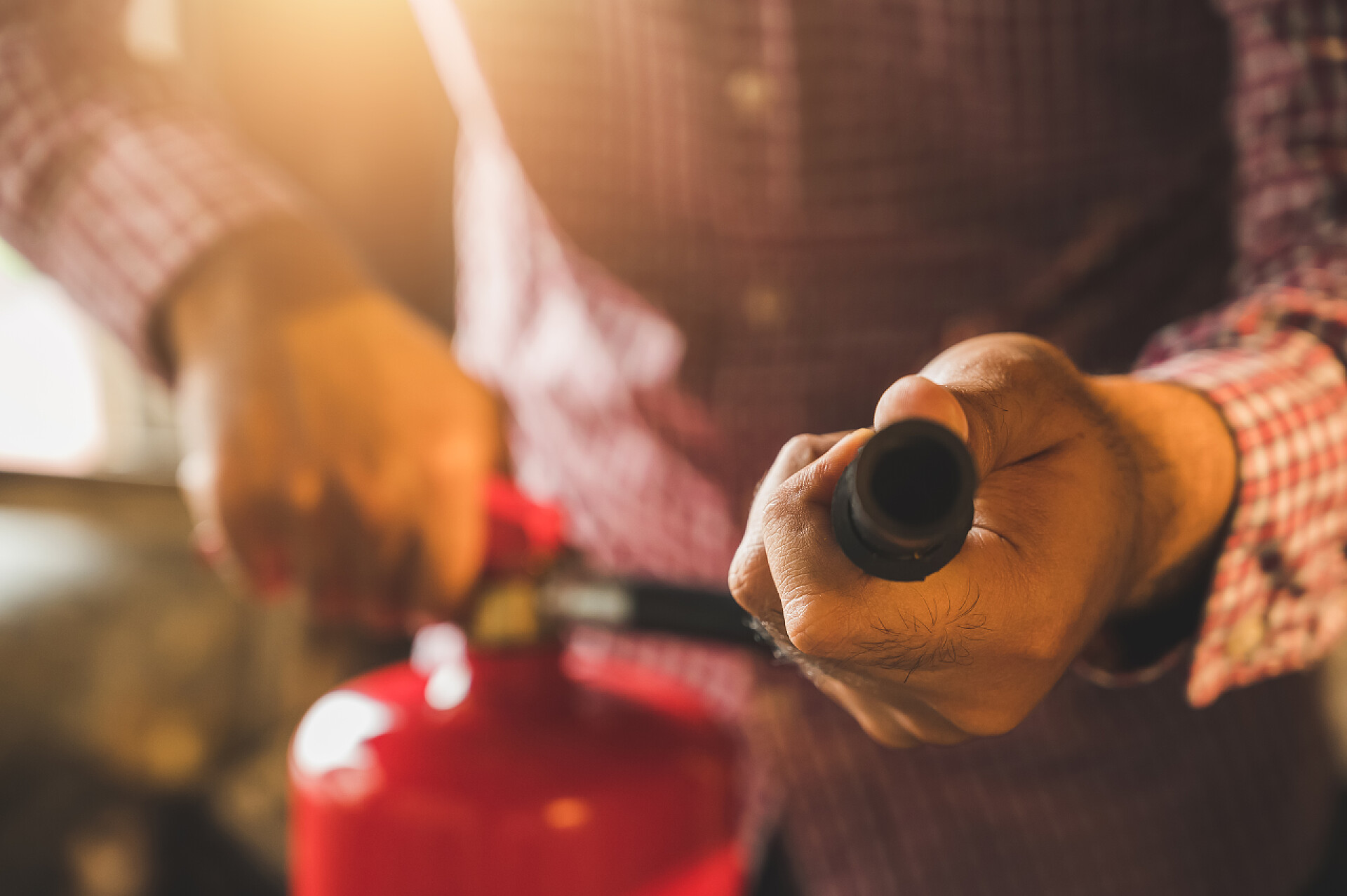 使用灭火器与消防员进行近距离特写使用灭火器与消防员进行近距离接触.