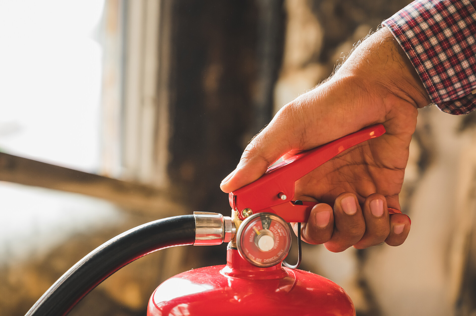 使用灭火器的消防员使用灭火器与消防员进行近距离接触.