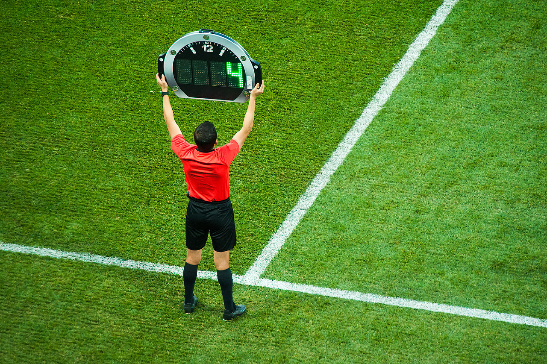 技术裁判显示足球比赛期间增加了4分钟时间技术裁判显示足球比赛期间增加了3分钟时间