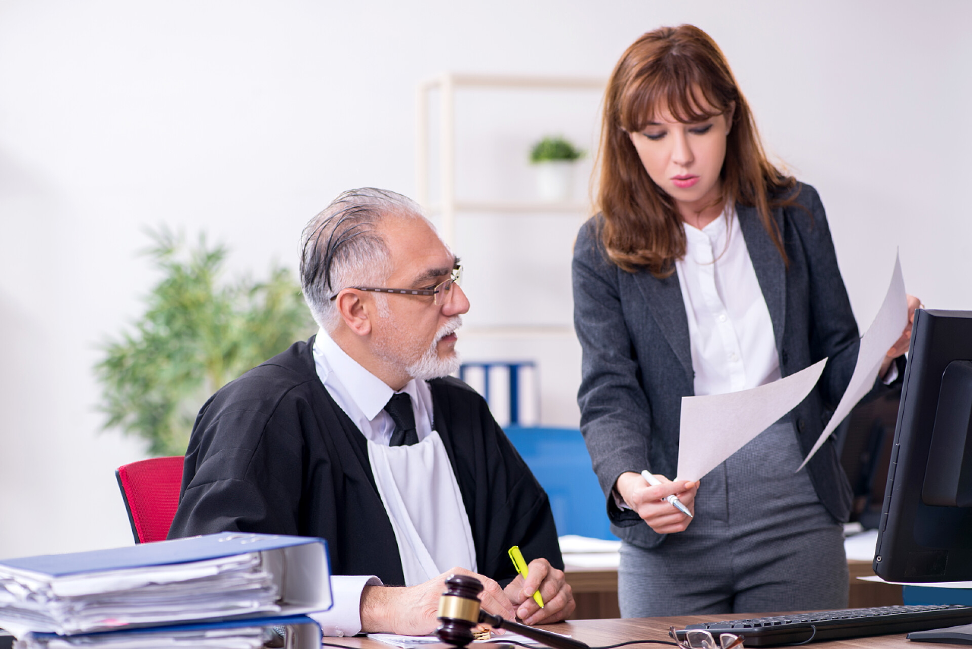 老法官和办公室的年轻秘书办公室里的老法官和他的年轻秘书