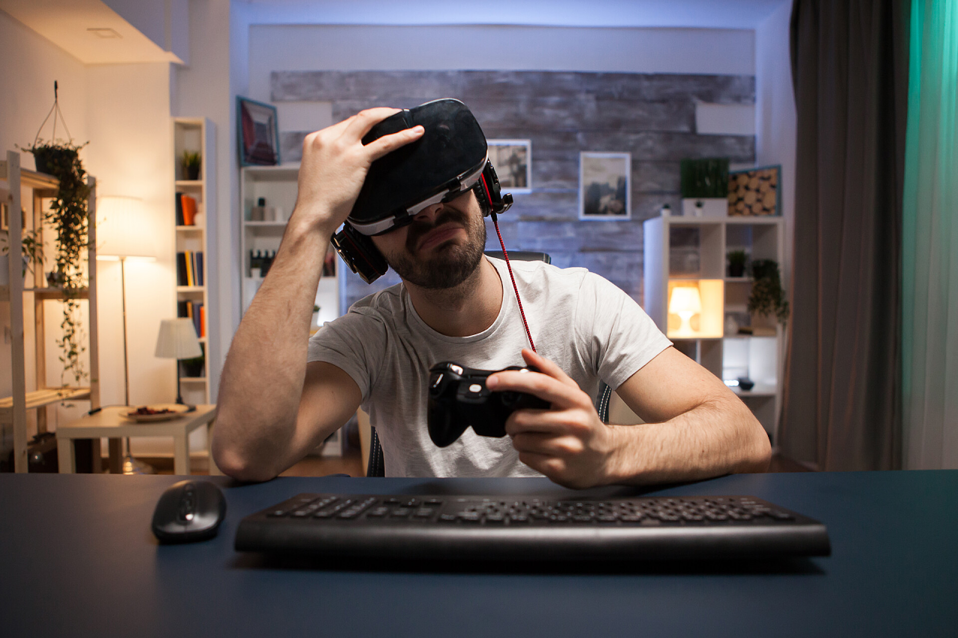 使用VR眼镜的男人在流媒体上的网络游戏中一个又一个伤心的年轻人的诗