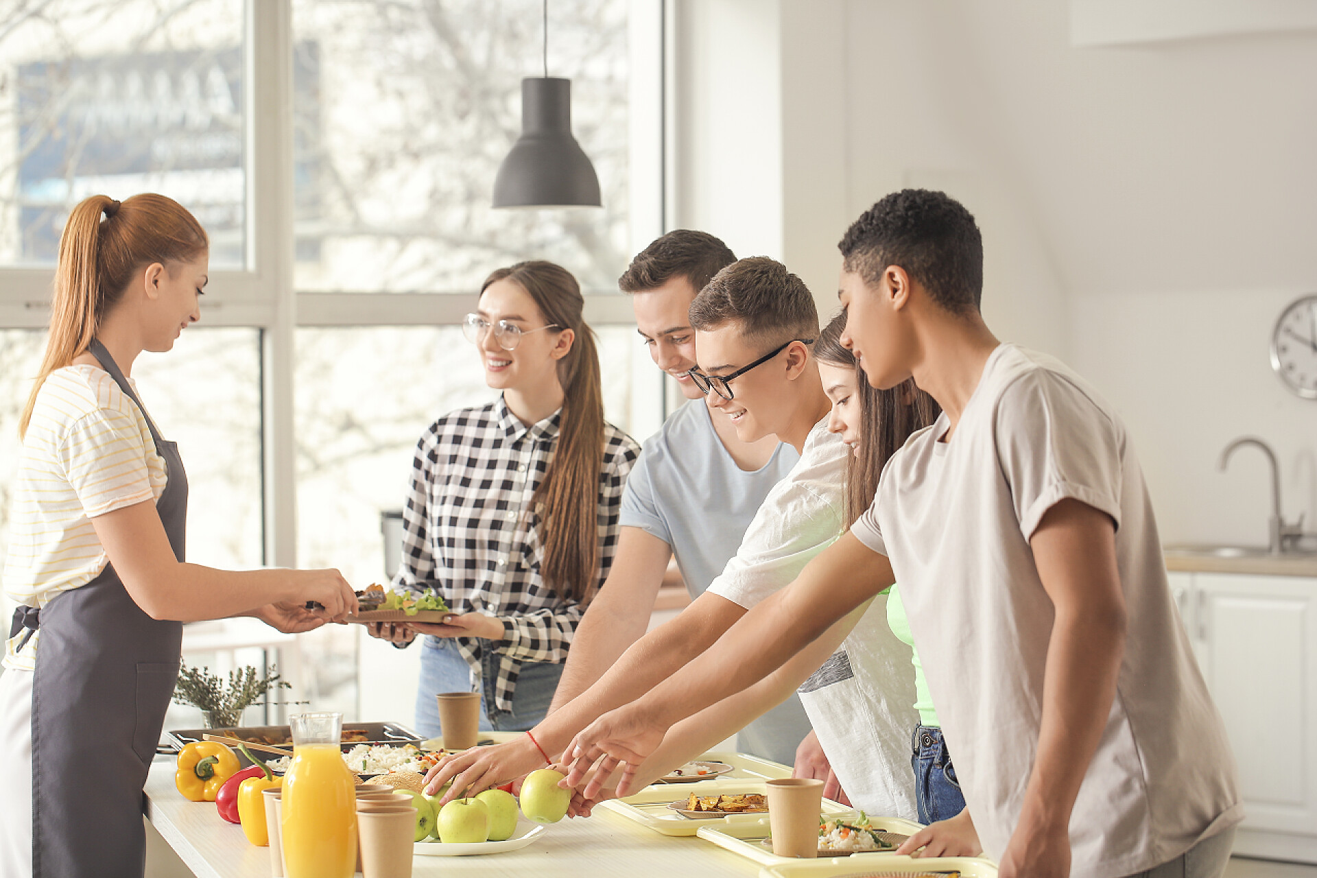 学校食堂吃午饭的学生参观学校食堂吃午饭的学生