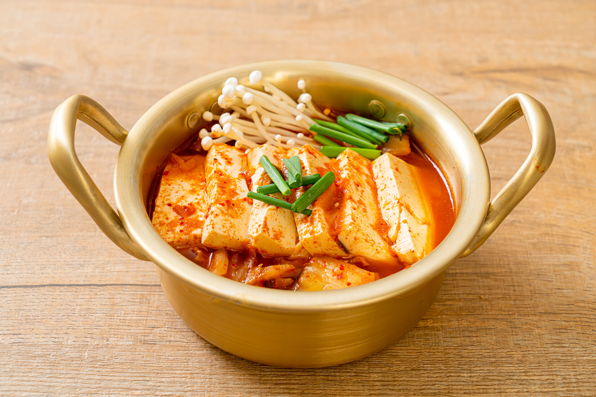 桌子上的韩式泡菜食物