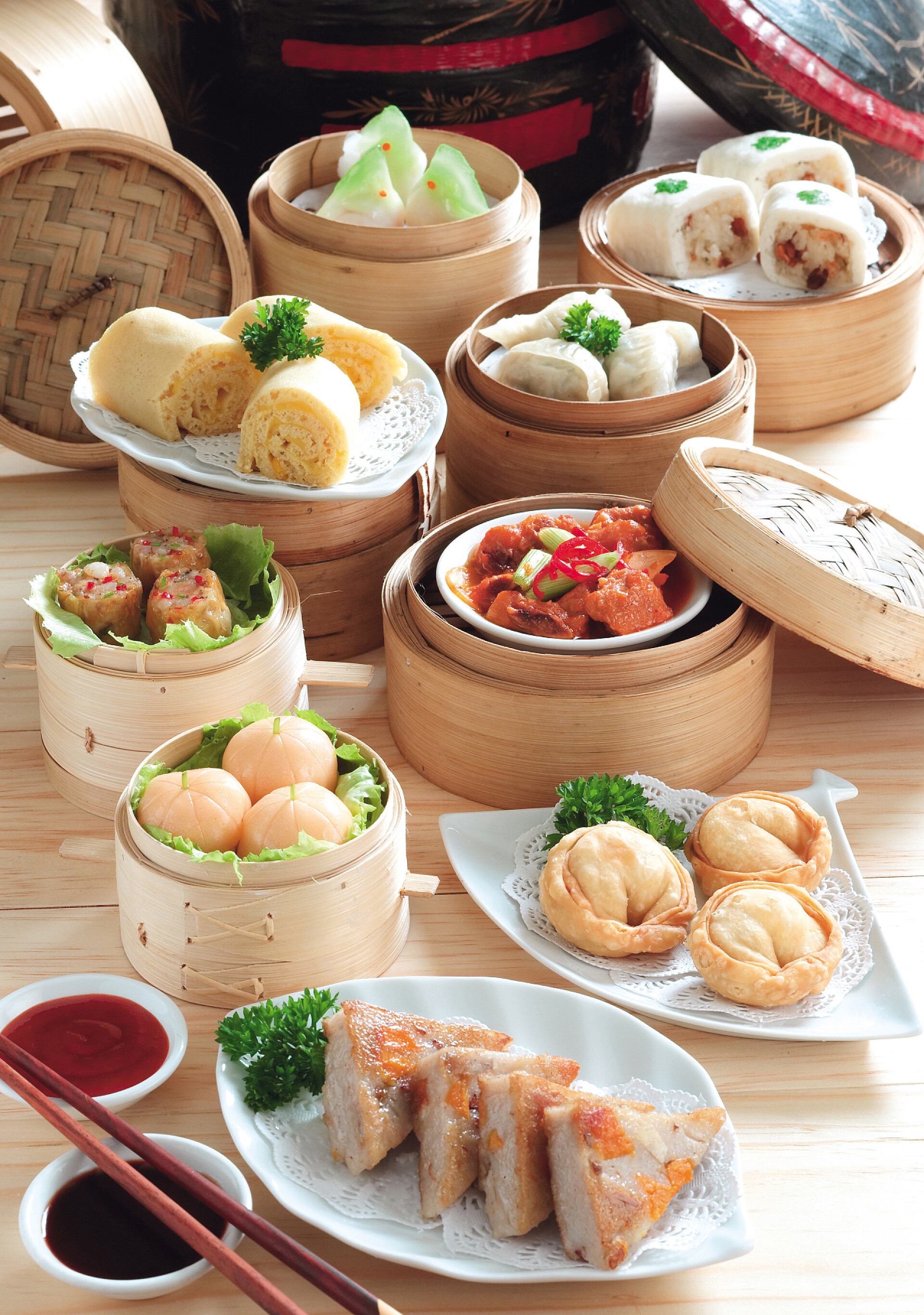 桌子上的各种早餐竹制蒸锅和平底锅中的亚洲菜点心