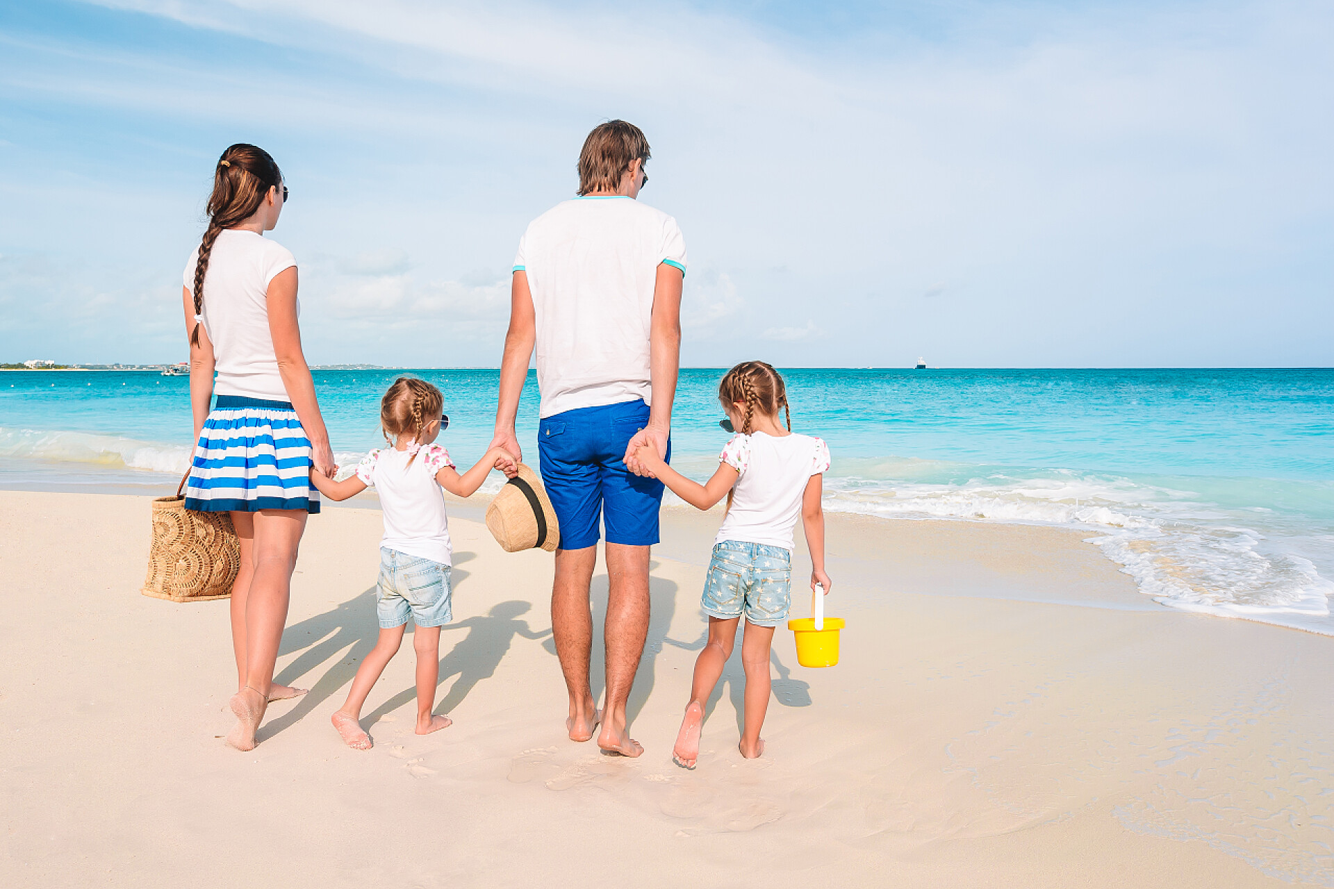 一家人在海边度假照片上是快乐的家人在海滩上玩得开心的照片。夏季生活方式