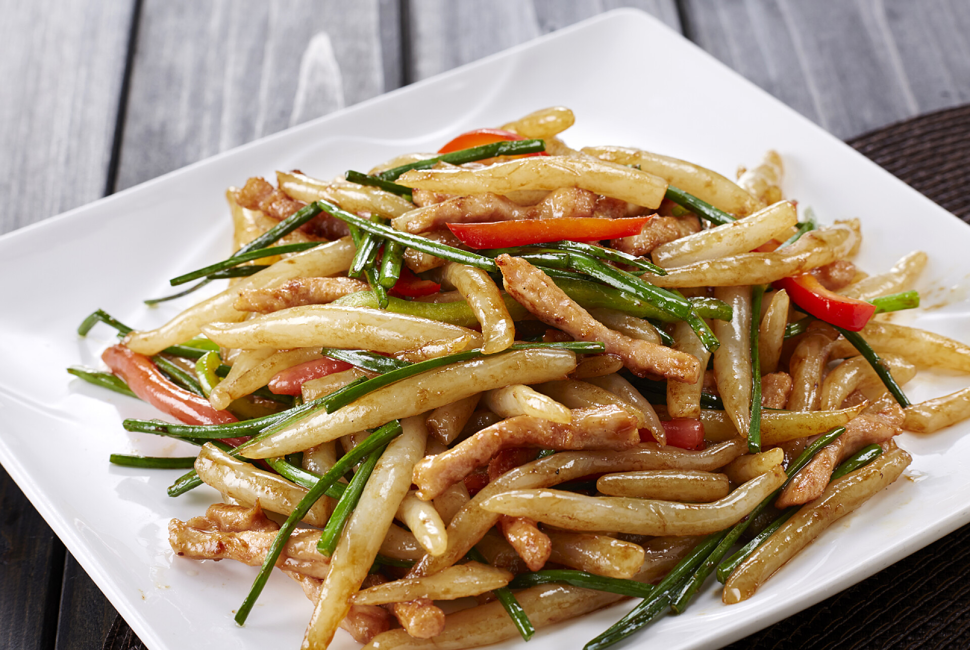 桌子上的一盘炒菜中式菜式特写 