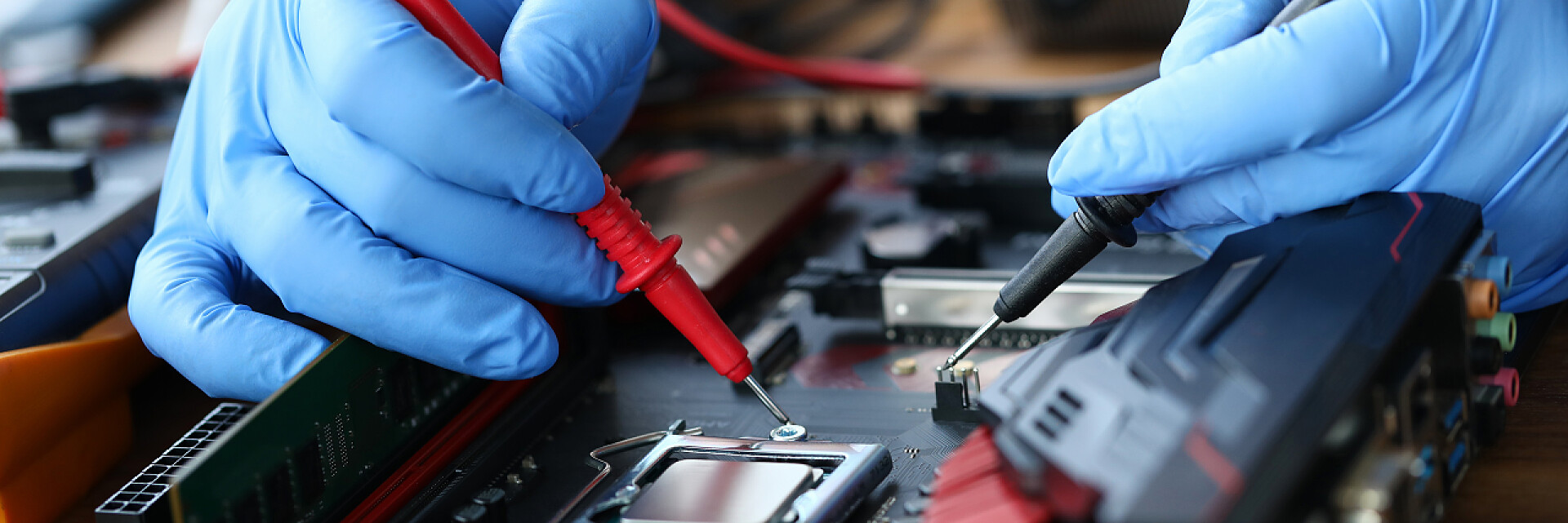 修理工修理电子设备Hands are repairing electronic device, soldering