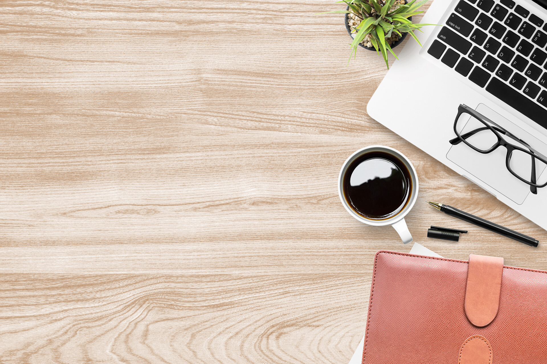 办公桌上的用品木制写字台，配有笔记本电脑、咖啡和用品。顶部视图，带有复制空间，平面布局.