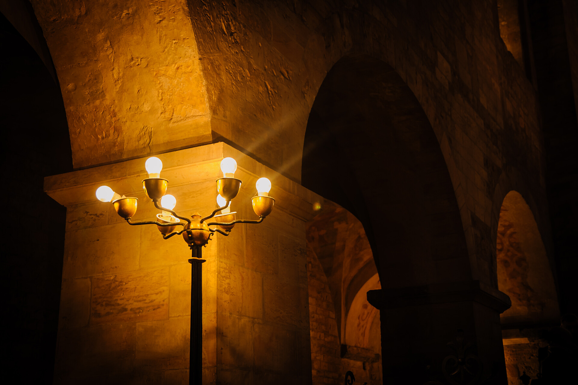 旧哥特式教堂的吊灯旧哥特式教堂的吊灯