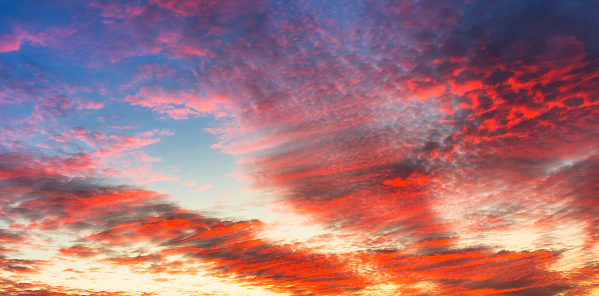 日落时的晚霞美丽的日落在天空中