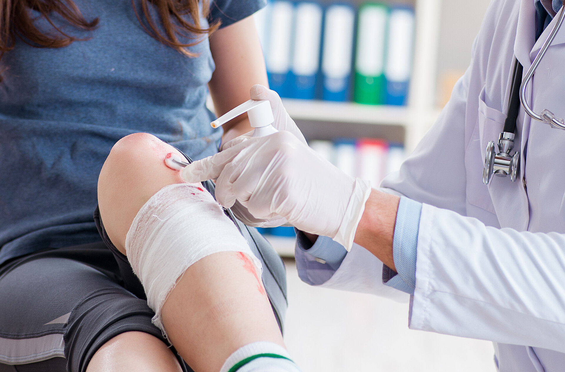 女人受伤到医院检查运动损伤后看医生的病人