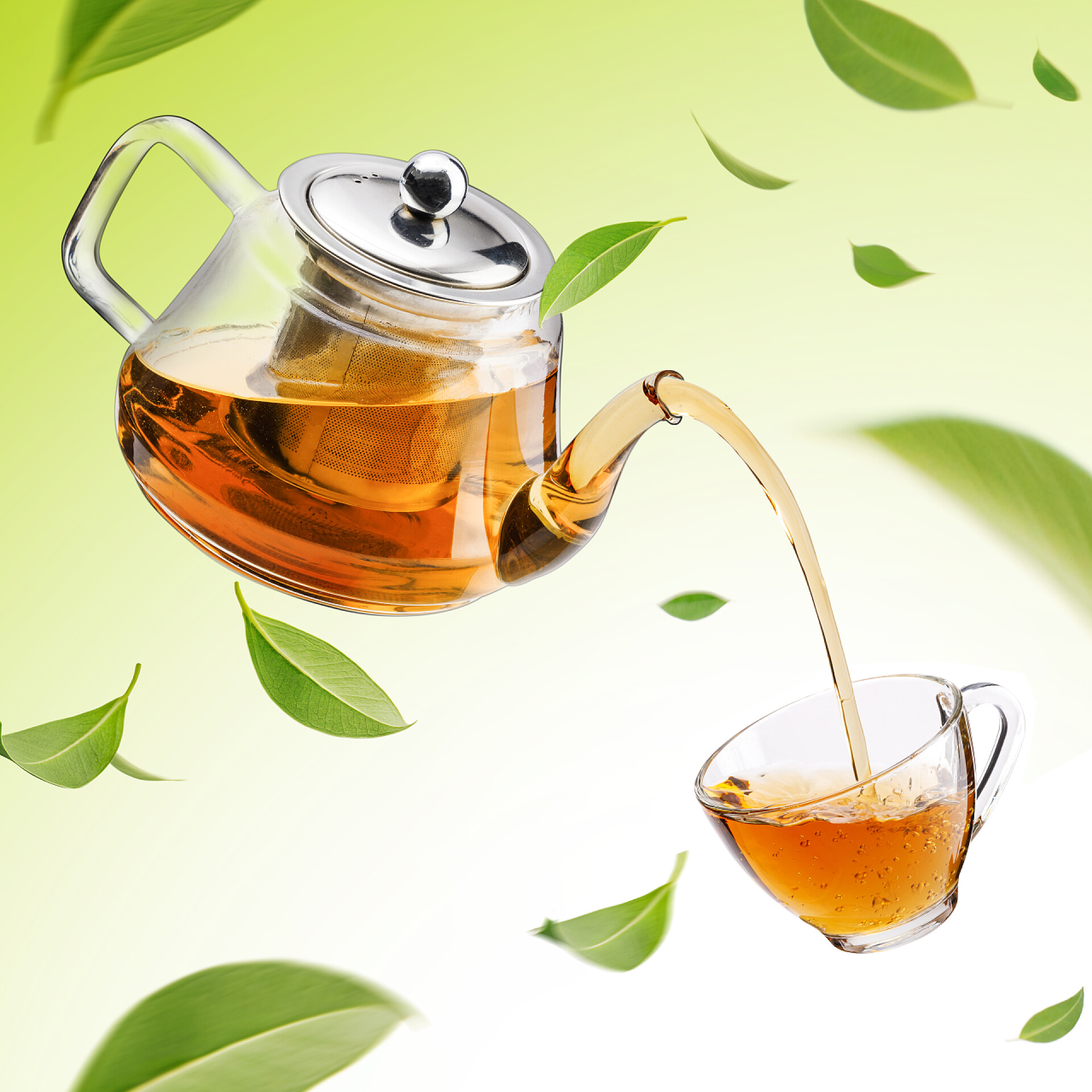 将热茶倒入玻璃杯将热茶倒入玻璃杯，空气中飘飘着绿茶叶，健康产品由有机天然成份浓缩而成